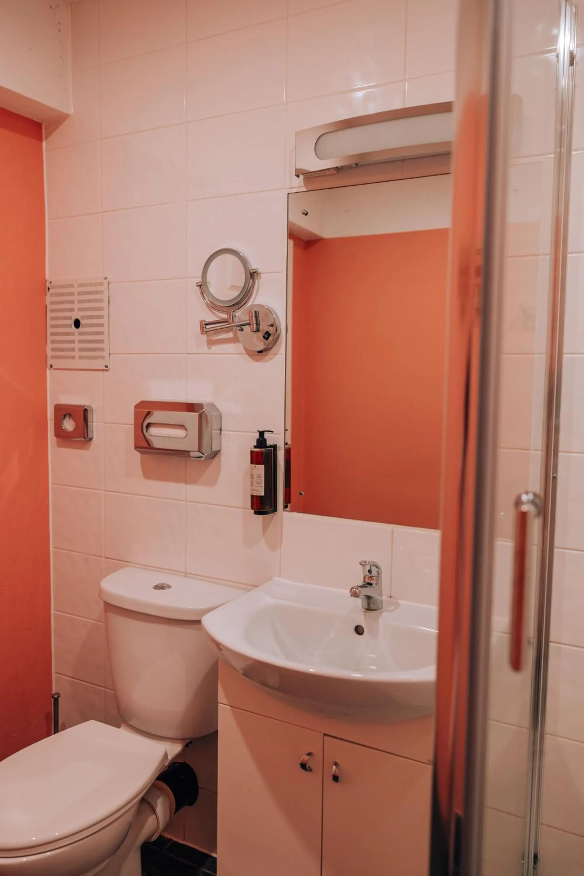 Shower in PH Hostel Liverpool