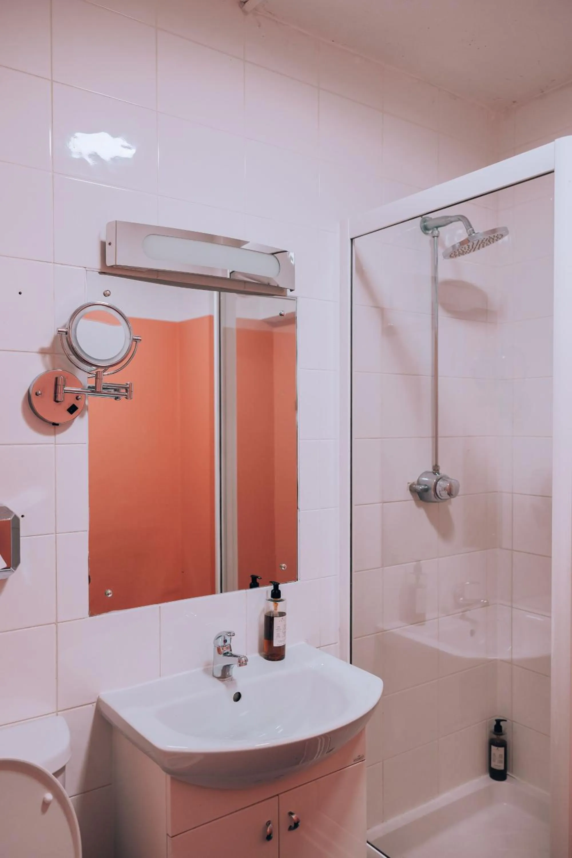 Shower in PH Hostel Liverpool