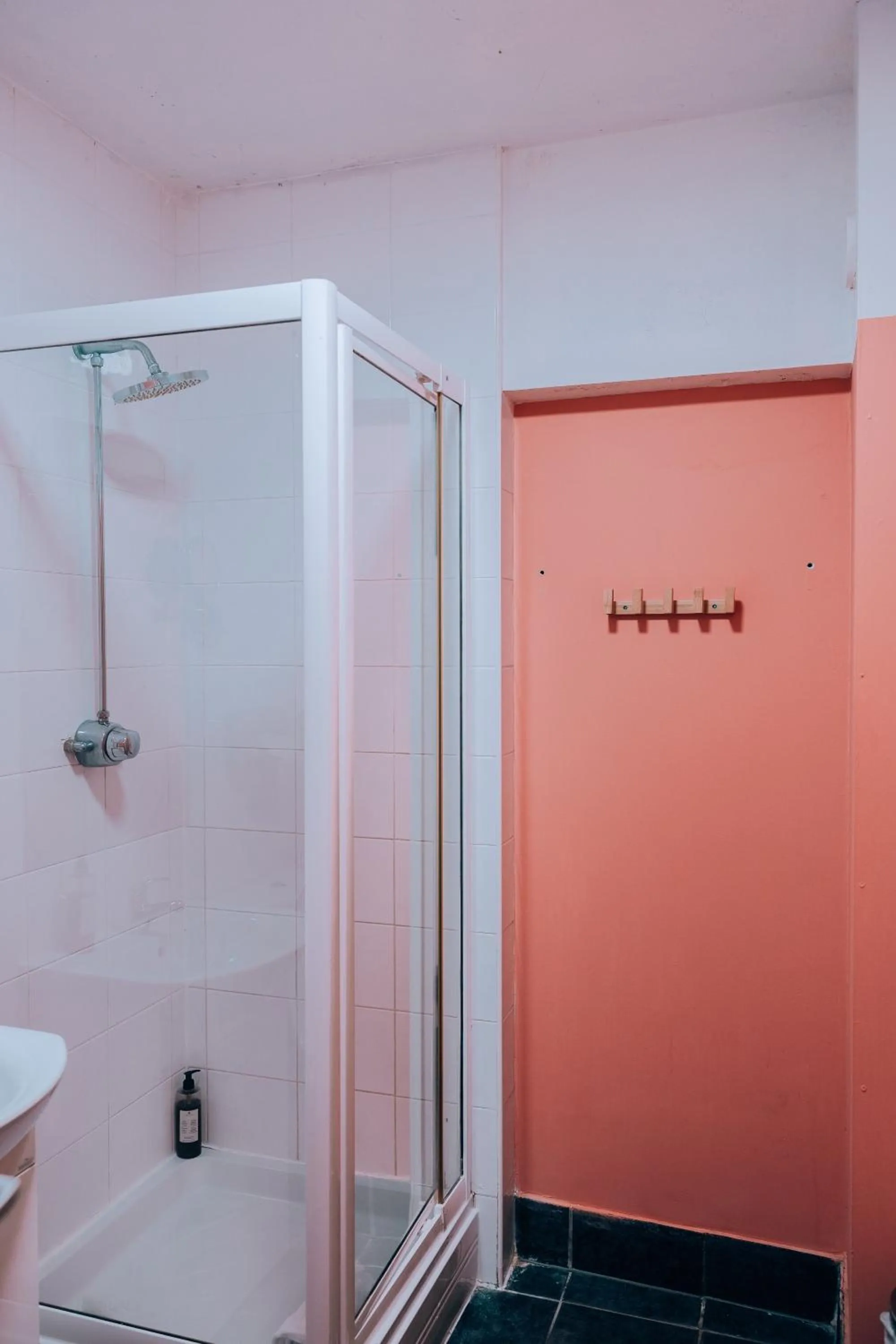 Shower in PH Hostel Liverpool