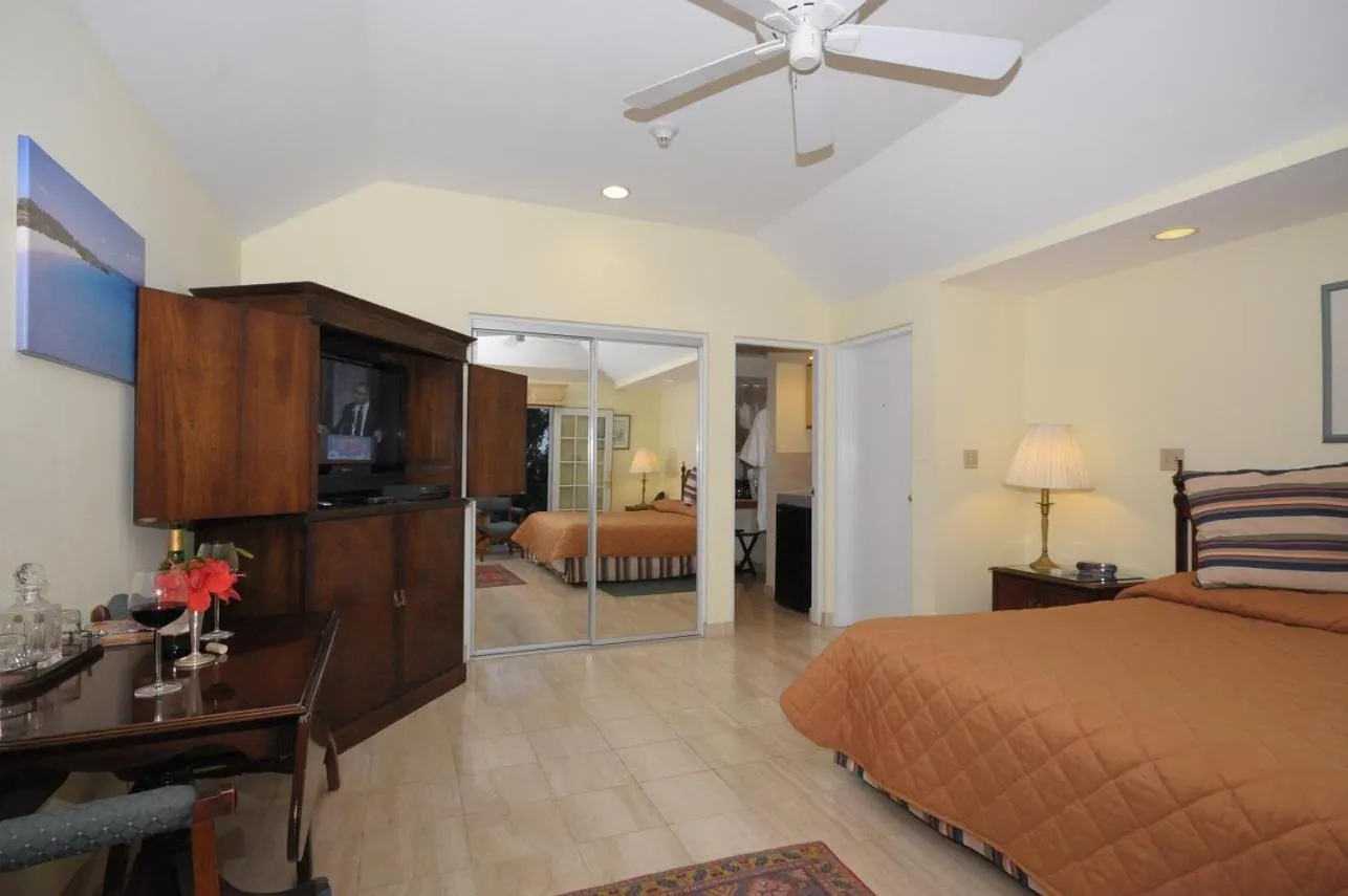 Photo of the whole room, Bed in Fourways Inn