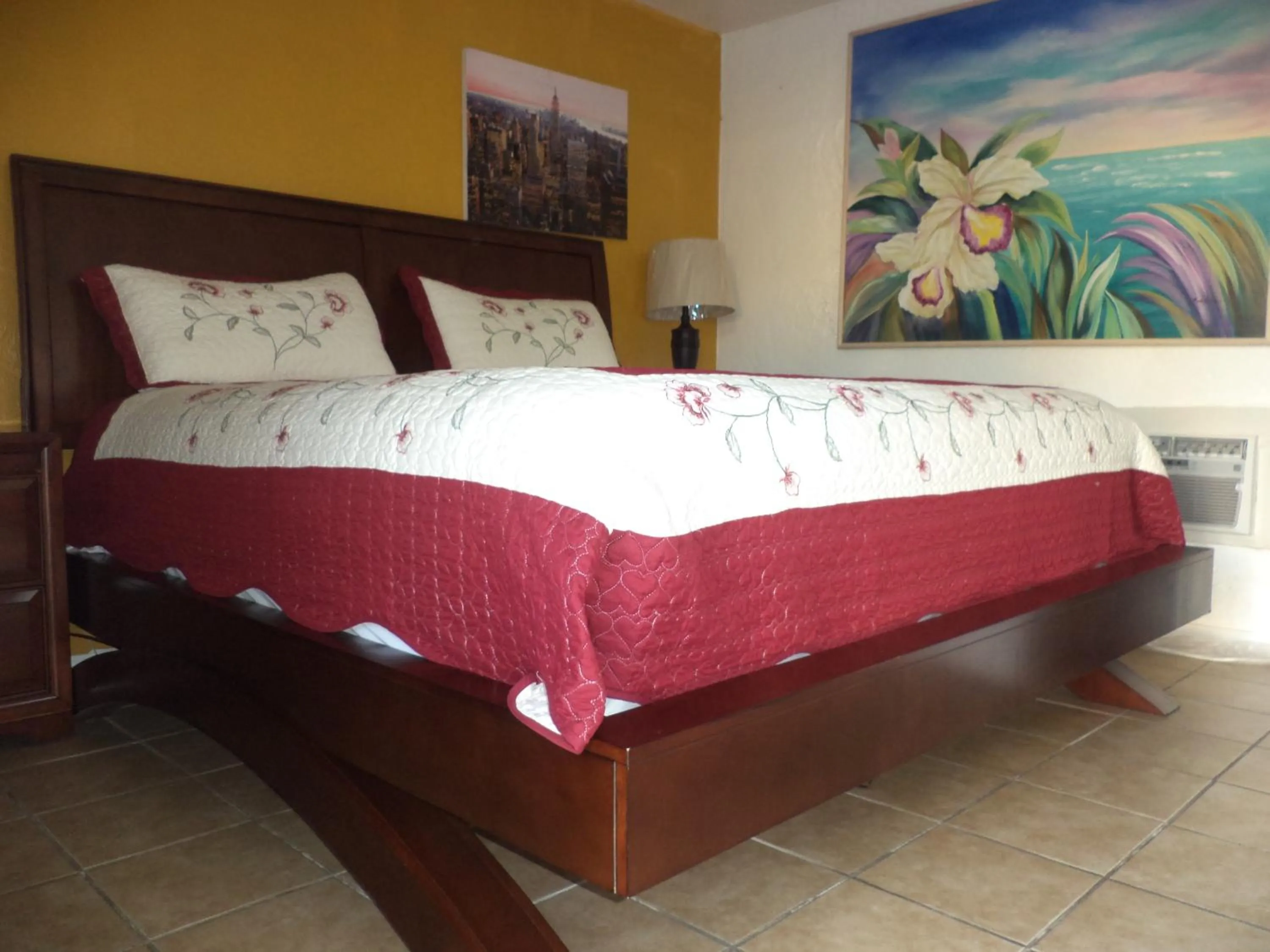 Photo of the whole room, Bed in Glades Motel - Naples