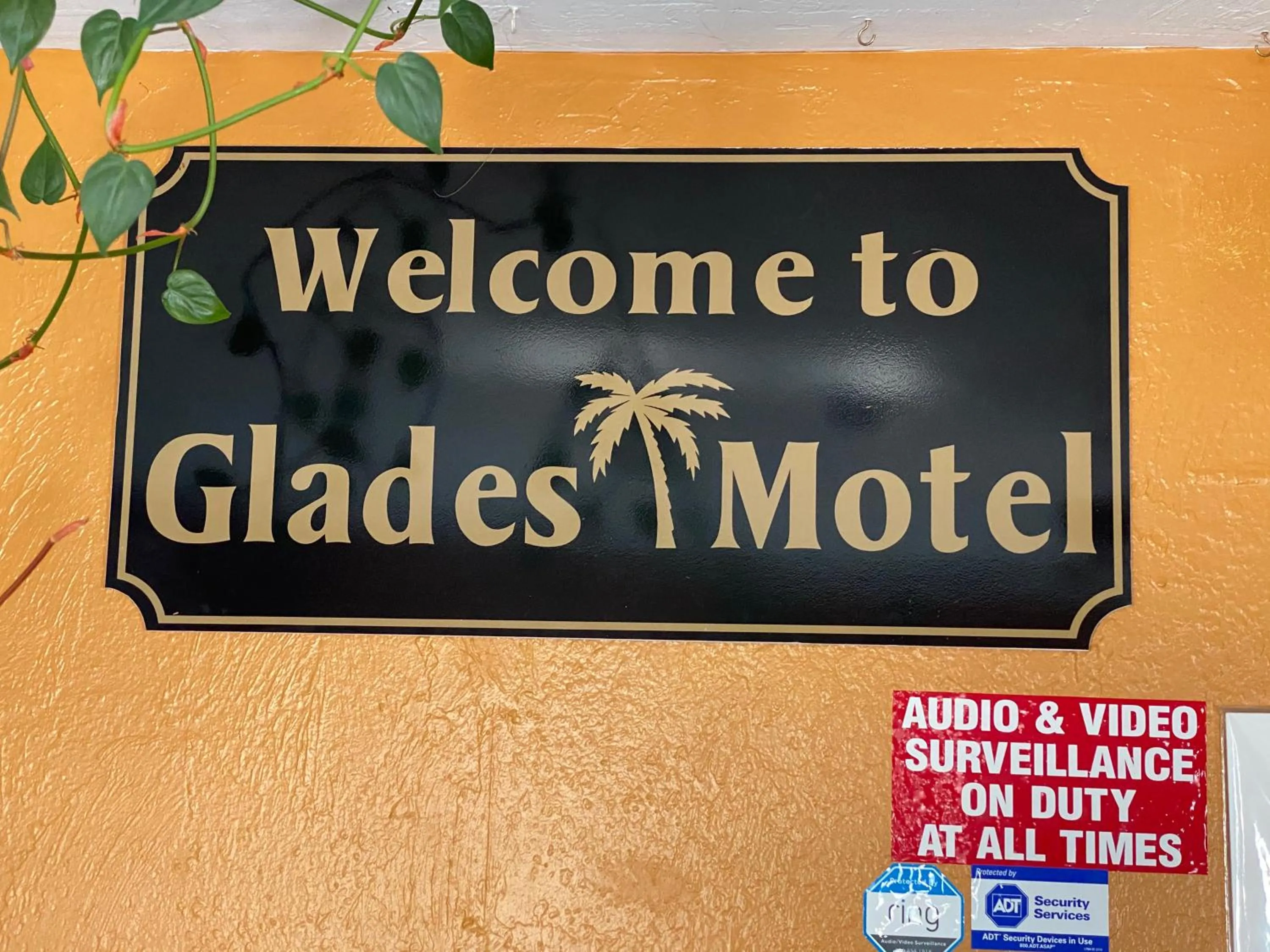 Logo/Certificate/Sign in Glades Motel - Naples
