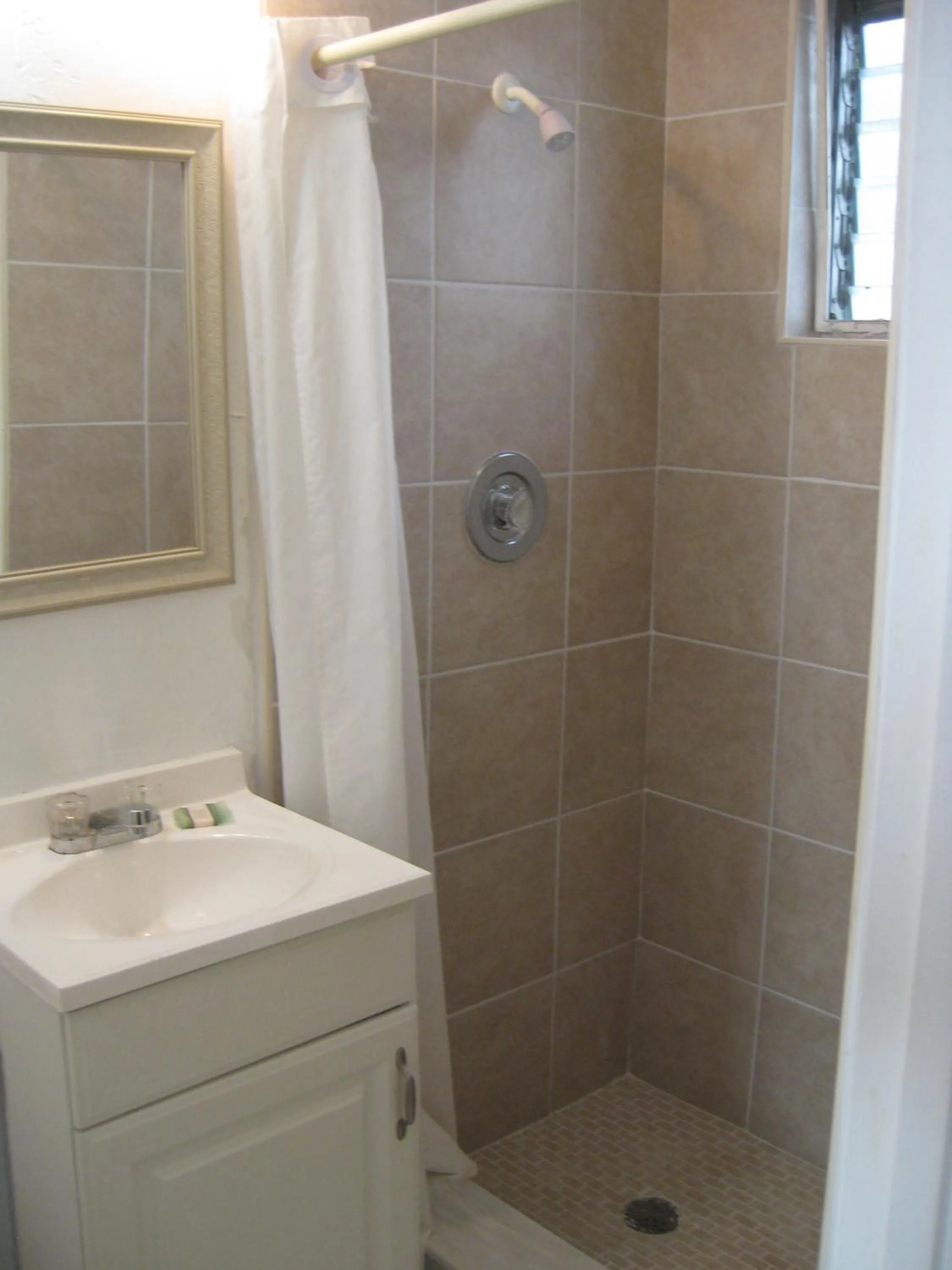 Bathroom in Glades Motel - Naples