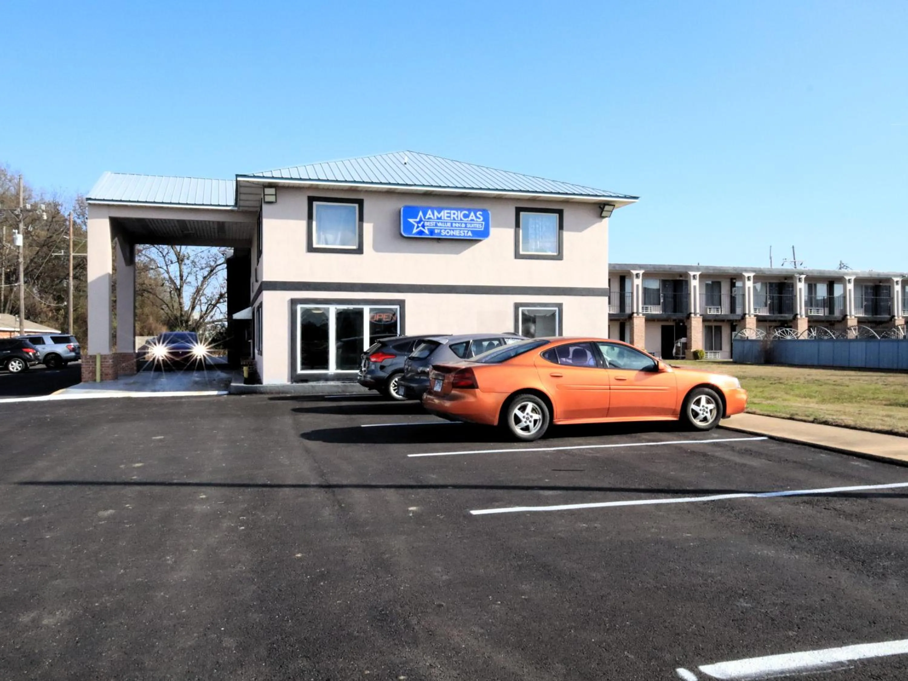 Property building in Americas Best Value Inn Suites & Studios Blytheville by Sonesta