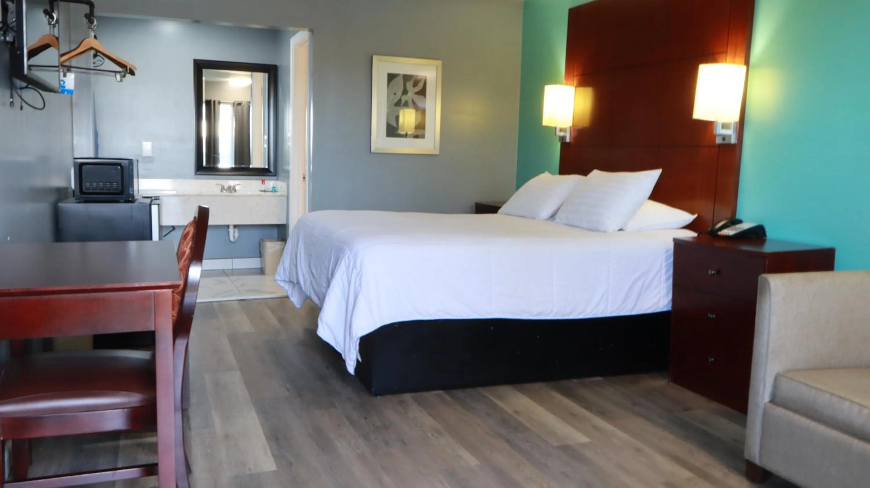 Bed in Americas Best Value Inn and Suites Blytheville by Sonesta