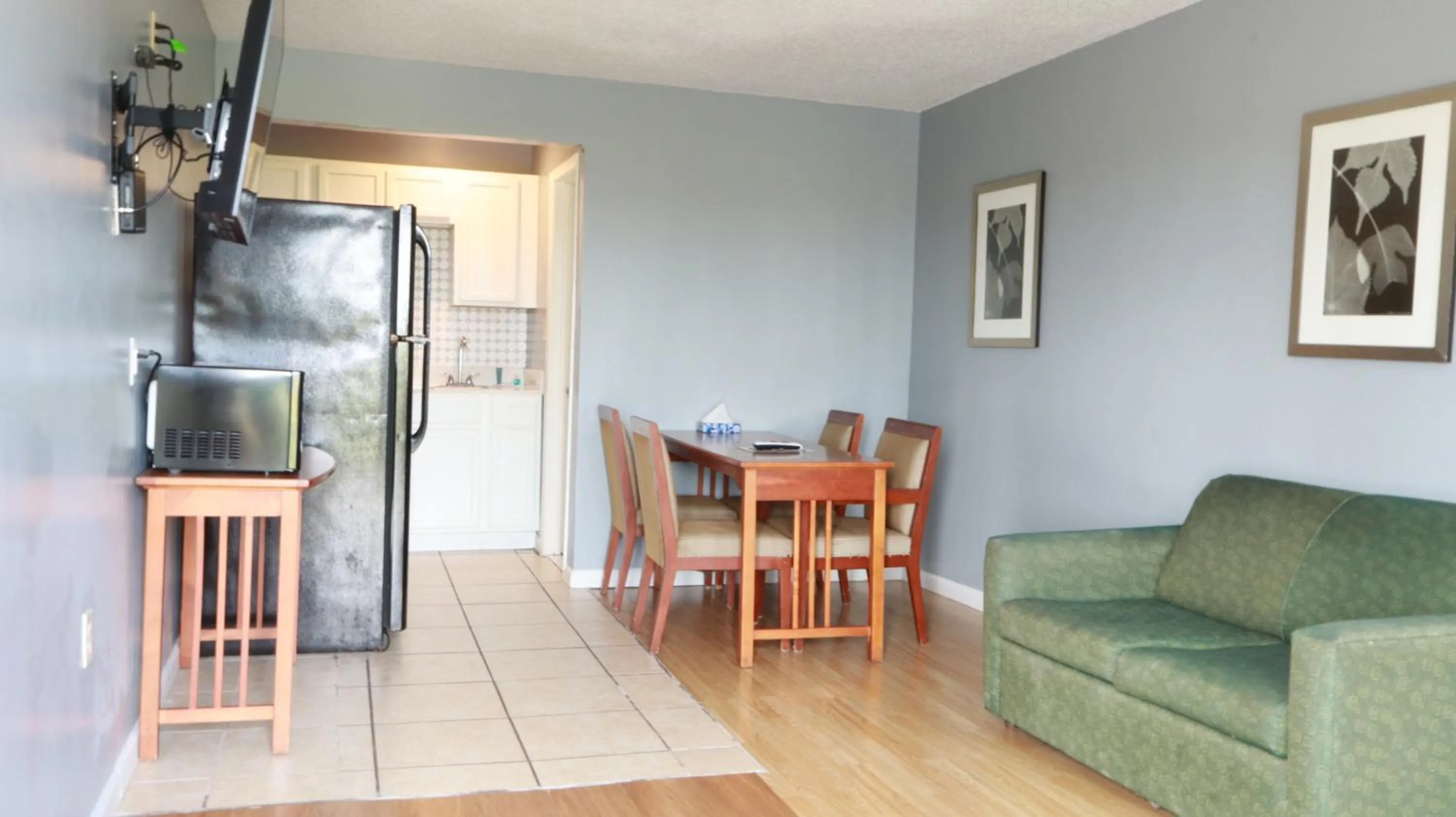 Communal lounge/ TV room in Americas Best Value Inn and Suites Blytheville by Sonesta