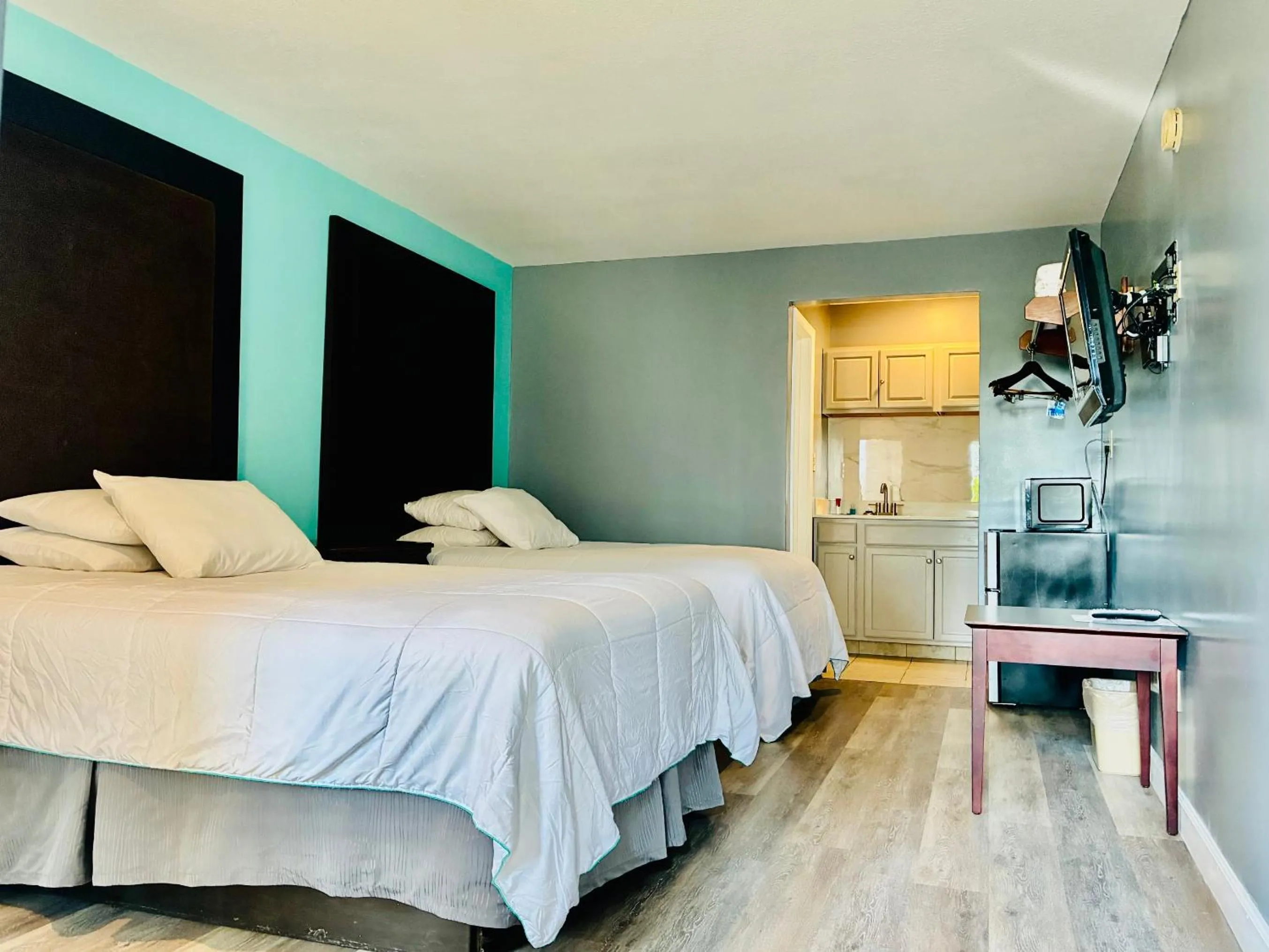 Bed in Americas Best Value Inn and Suites Blytheville by Sonesta