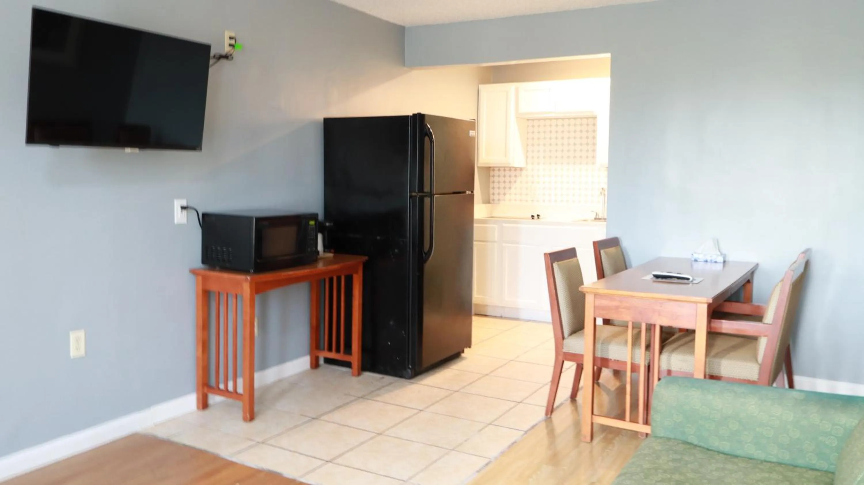 Communal lounge/ TV room in Americas Best Value Inn and Suites Blytheville by Sonesta