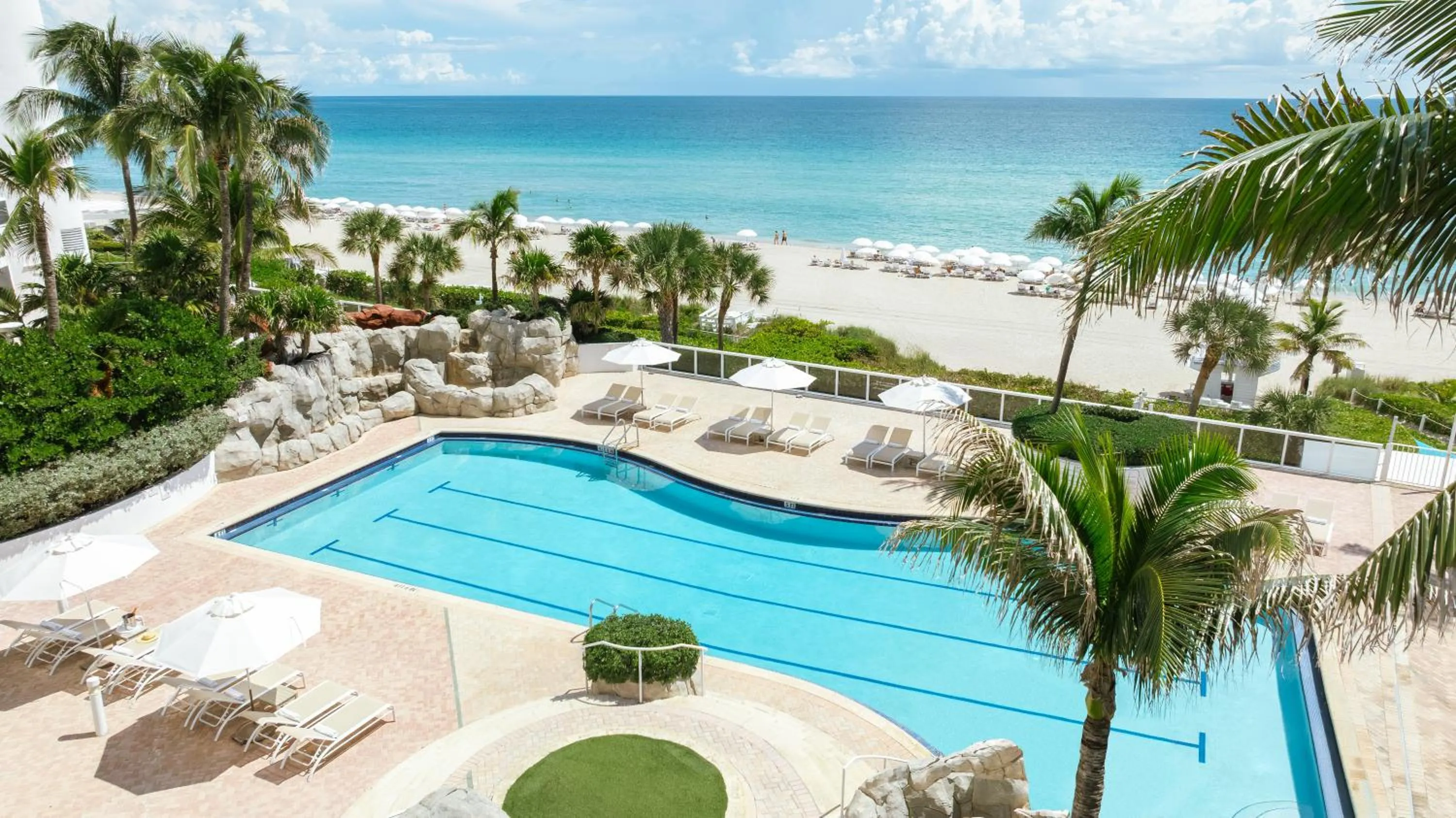 Swimming pool in Trump International Beach Resort - Sunny Isles Beach