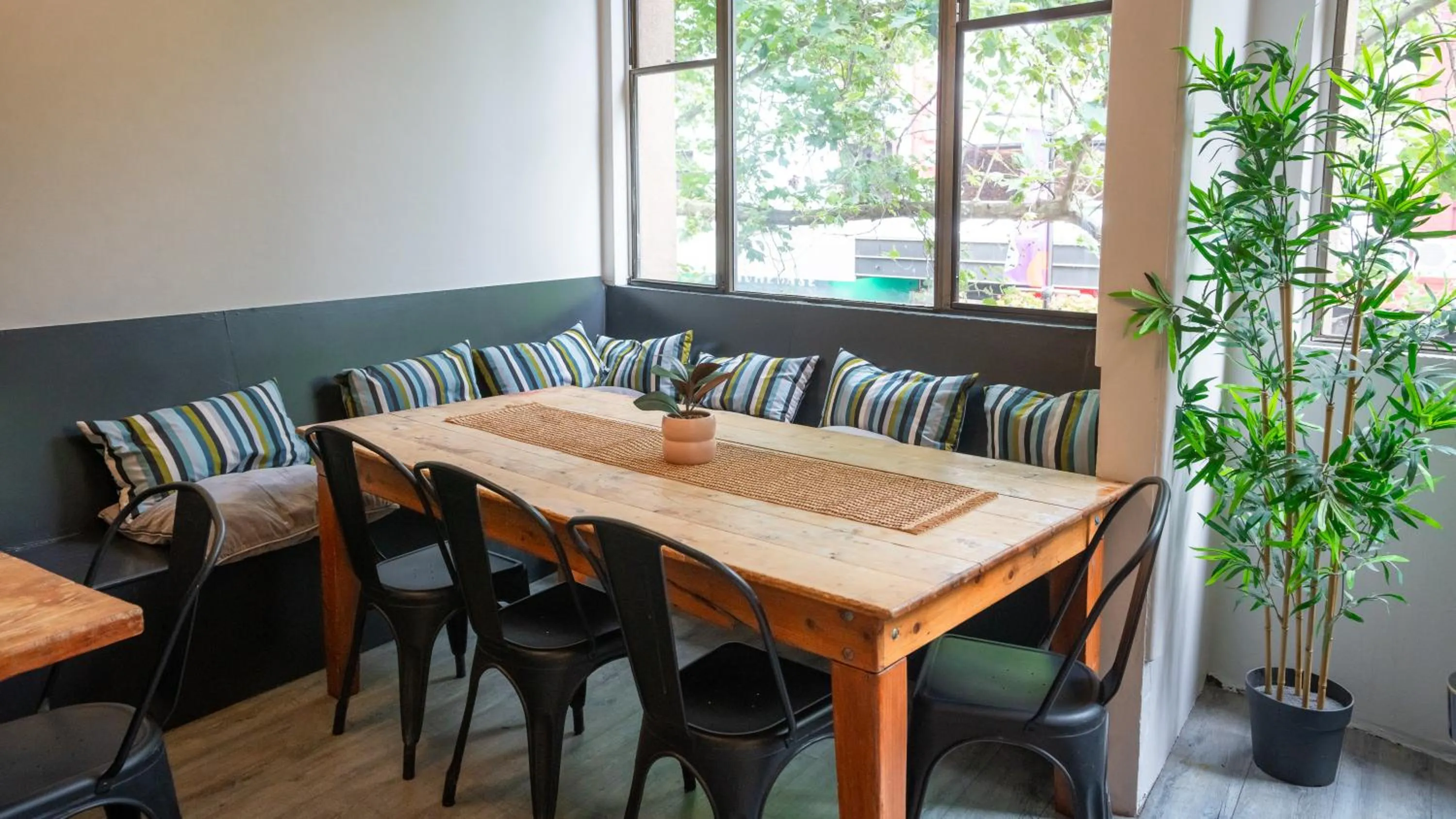 Living room, Restaurant/Places to Eat in Hump Backpackers