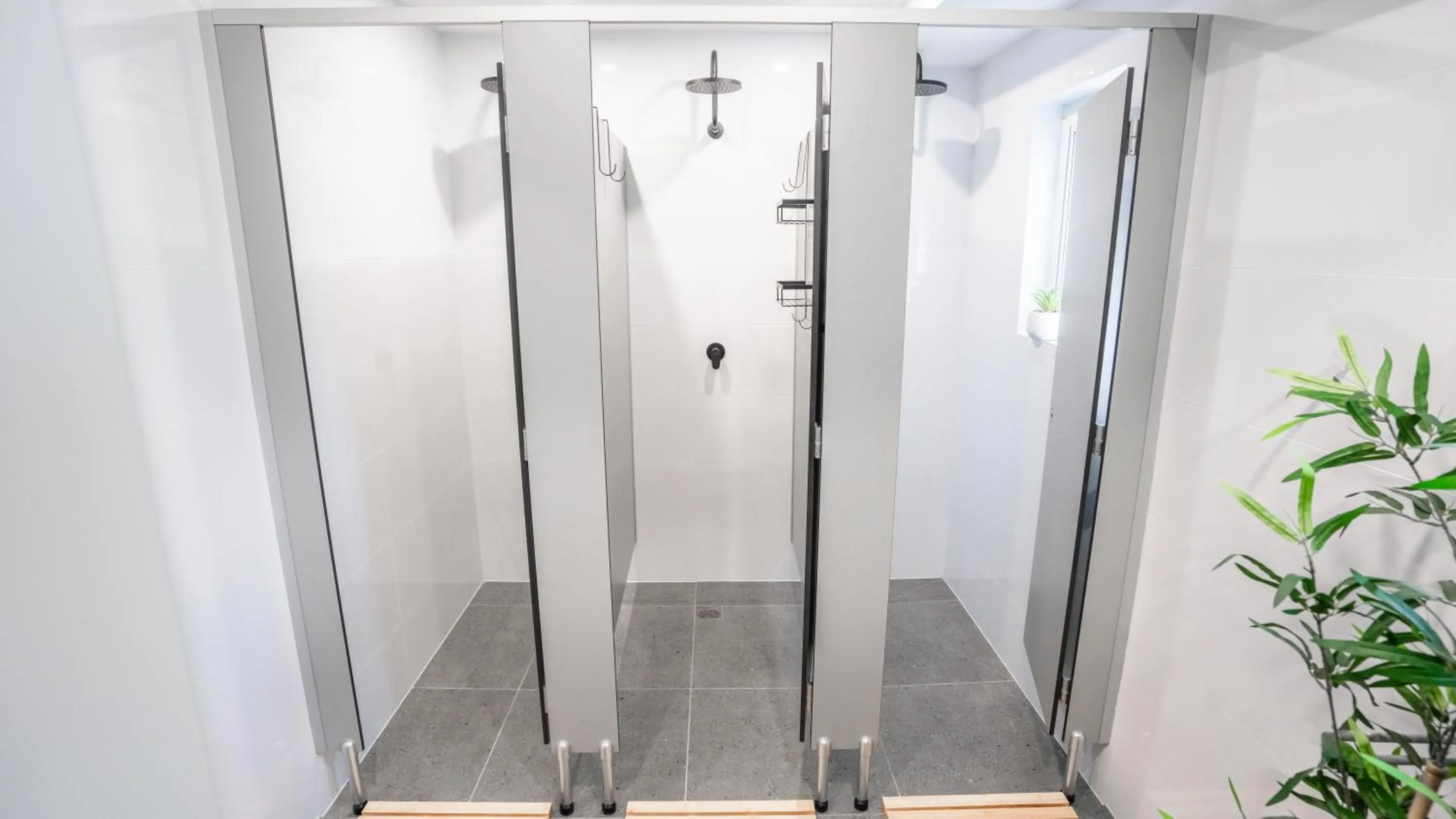 Shower, Bathroom in Hump Backpackers