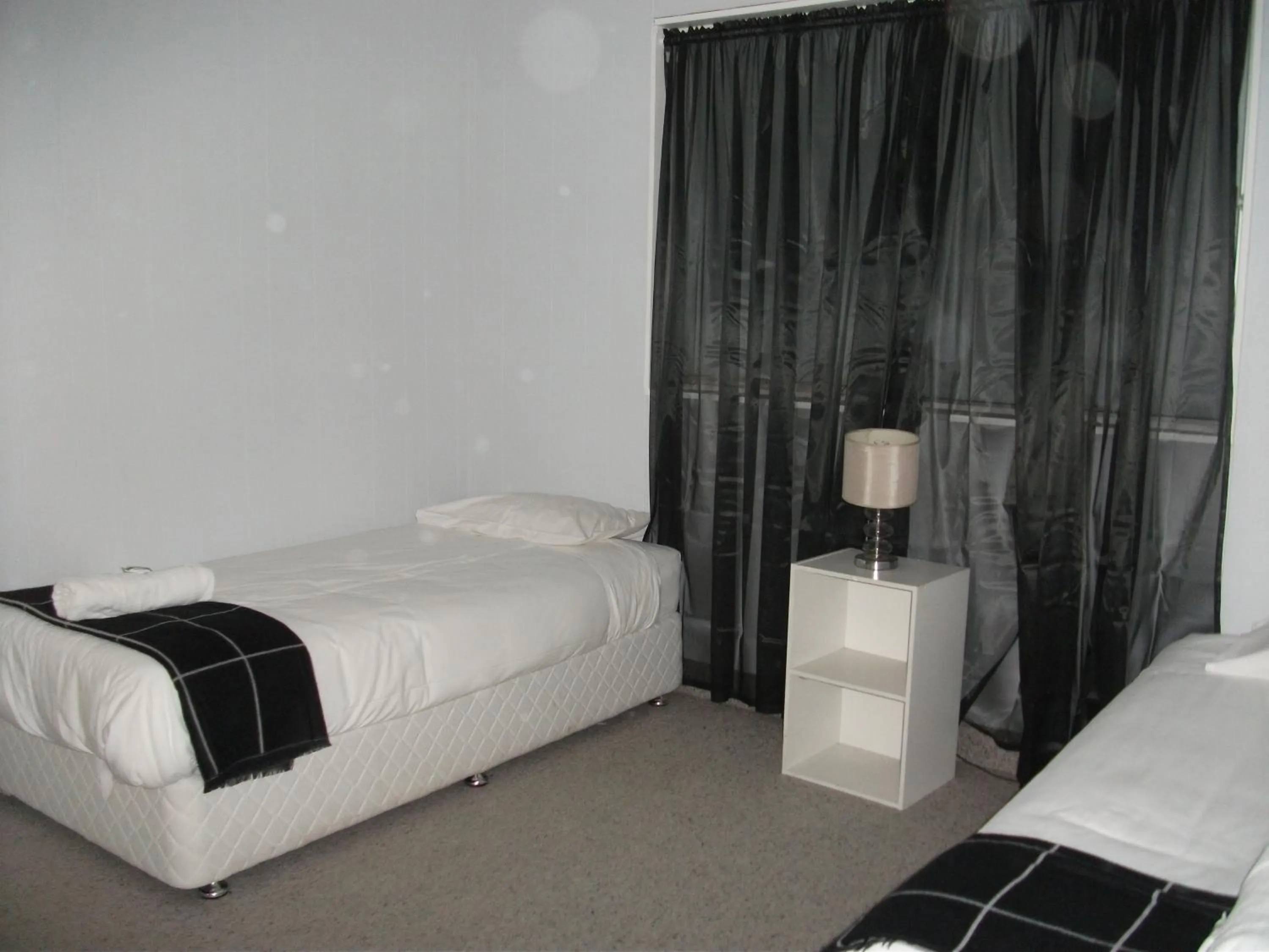 Bed in Beerwah Glasshouse Motel