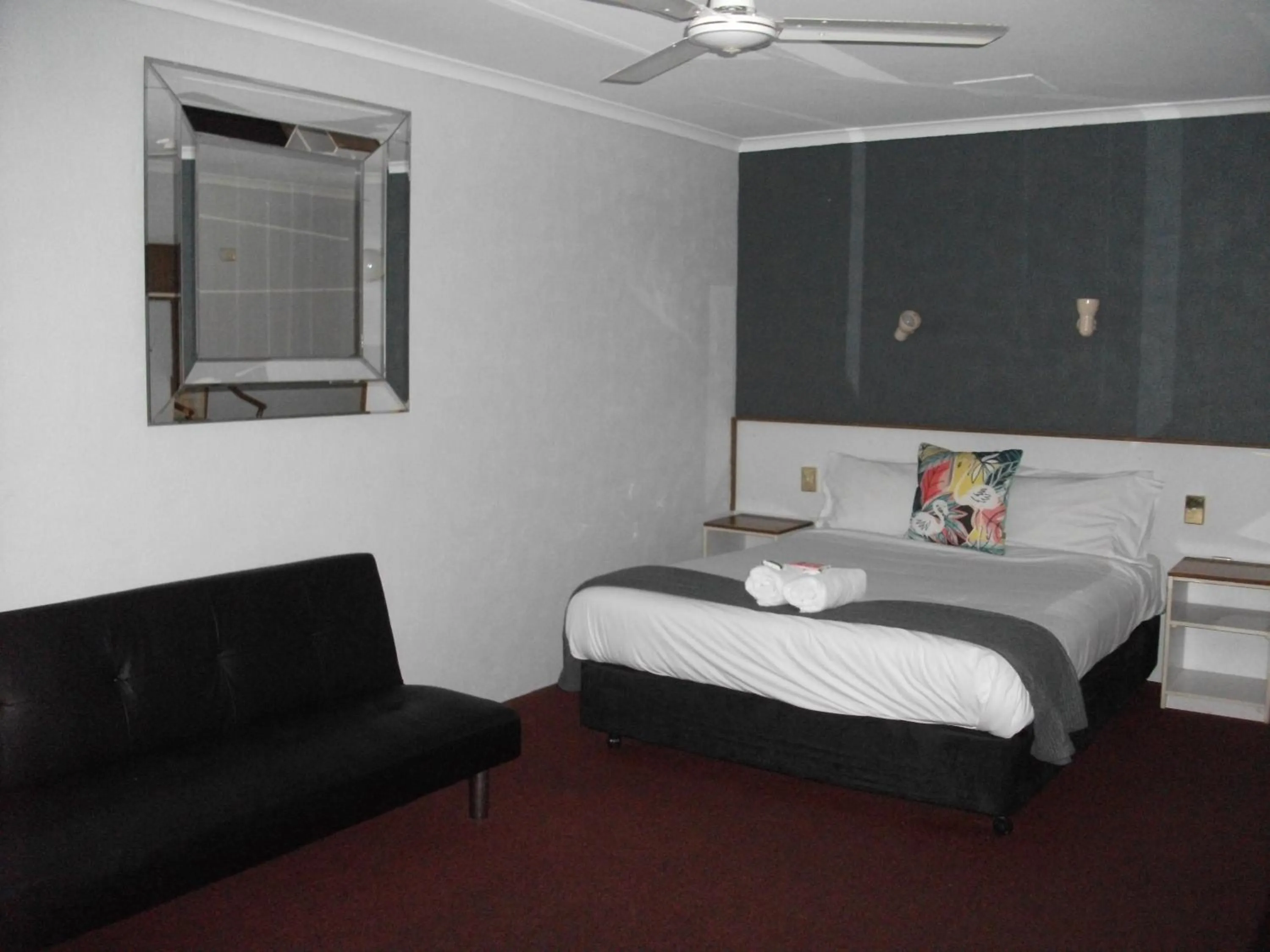 Bed in Beerwah Glasshouse Motel