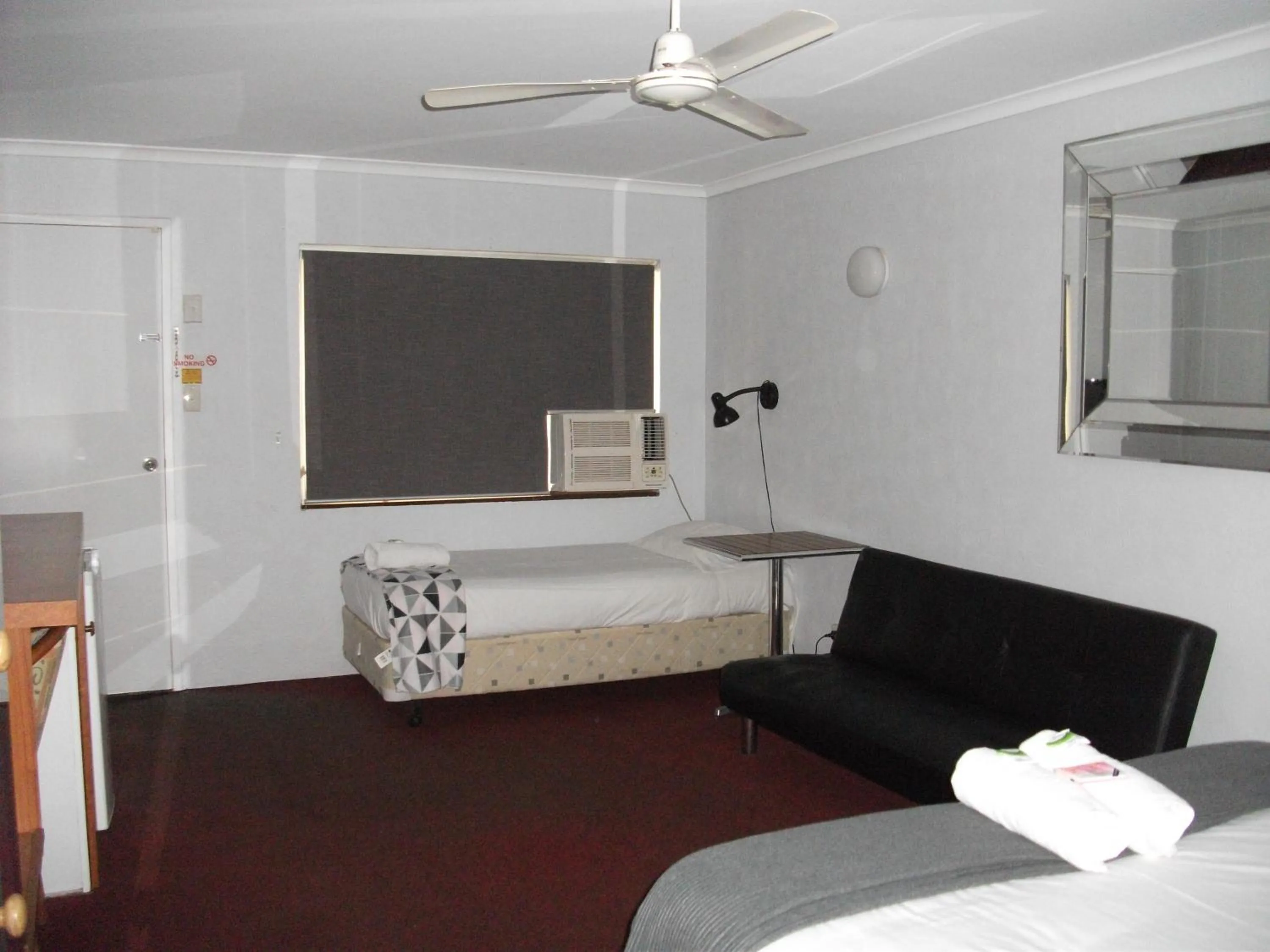 Bed in Beerwah Glasshouse Motel