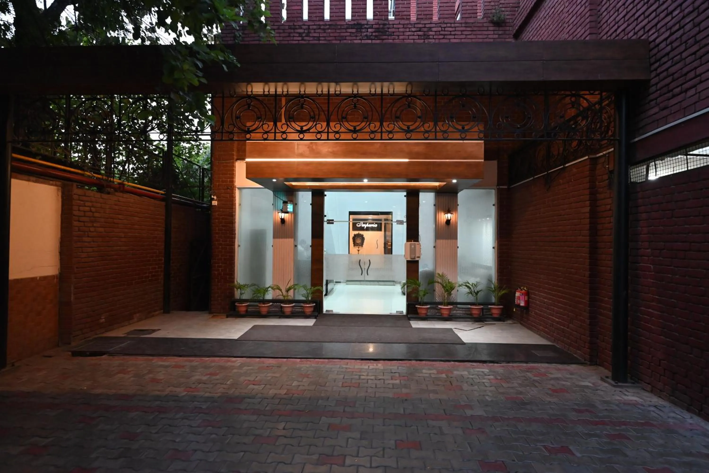 Facade/entrance in Little Chef Hotel