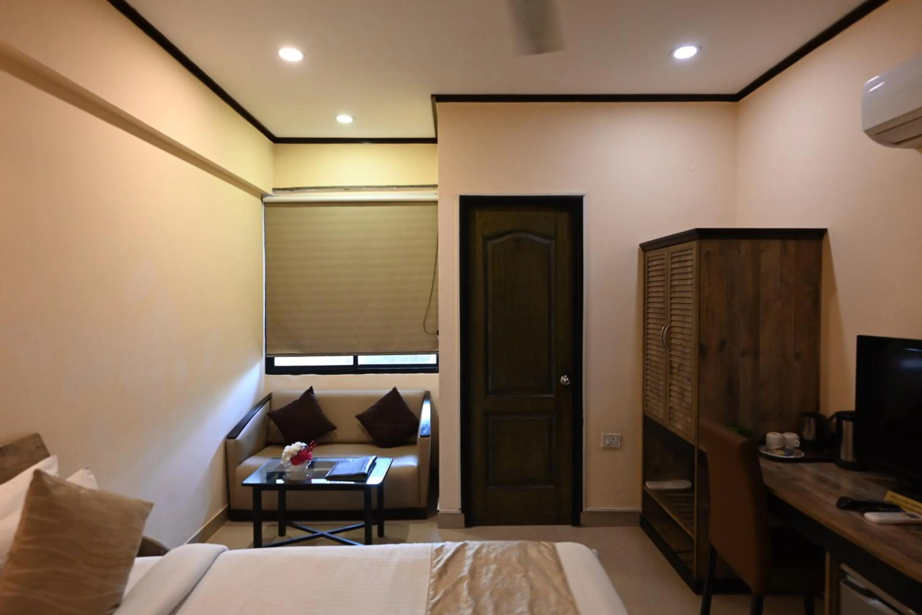 Seating area, Bed in Little Chef Hotel