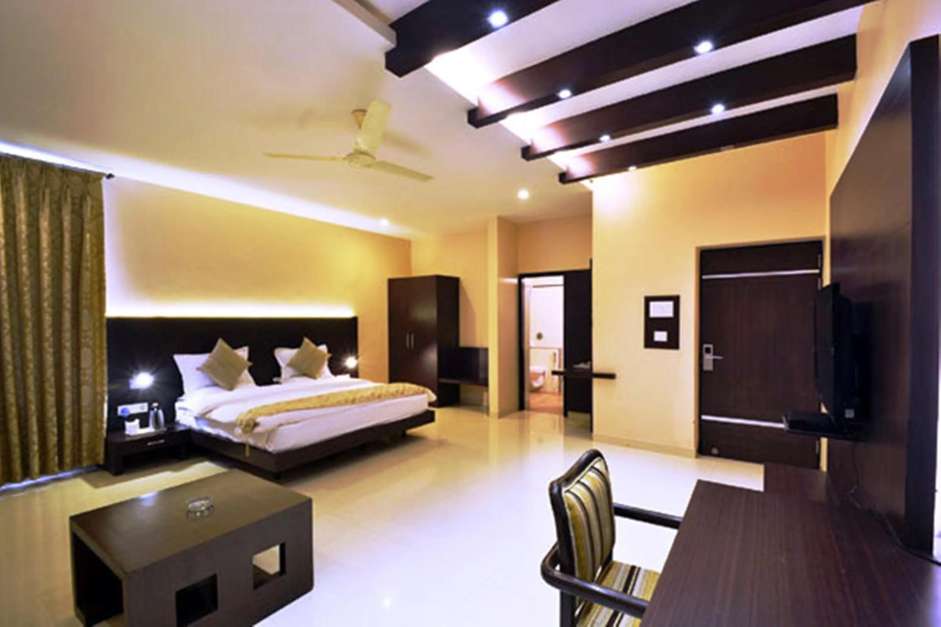 Photo of the whole room, Bed in Little Chef Hotel