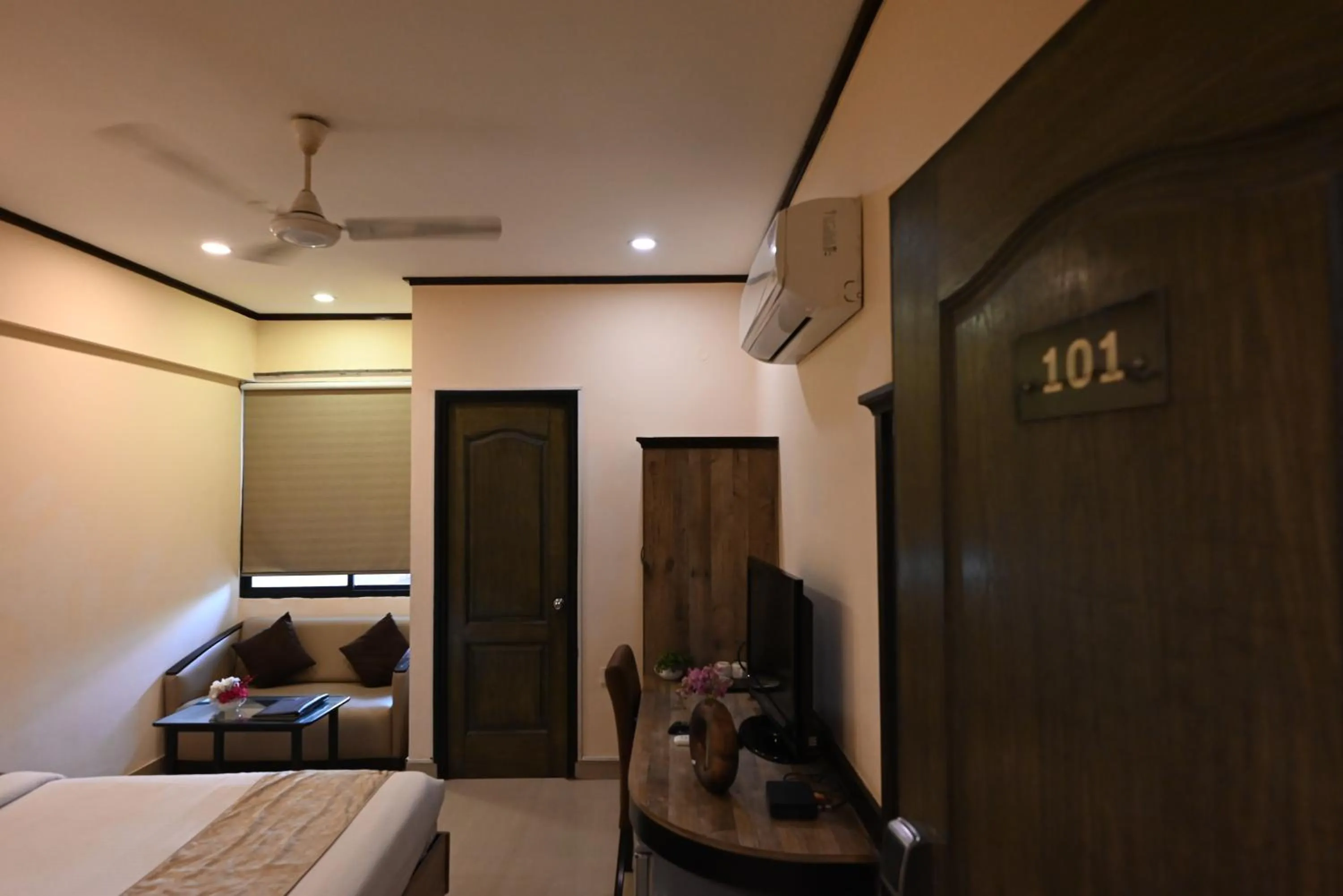 Seating area, Bed in Little Chef Hotel