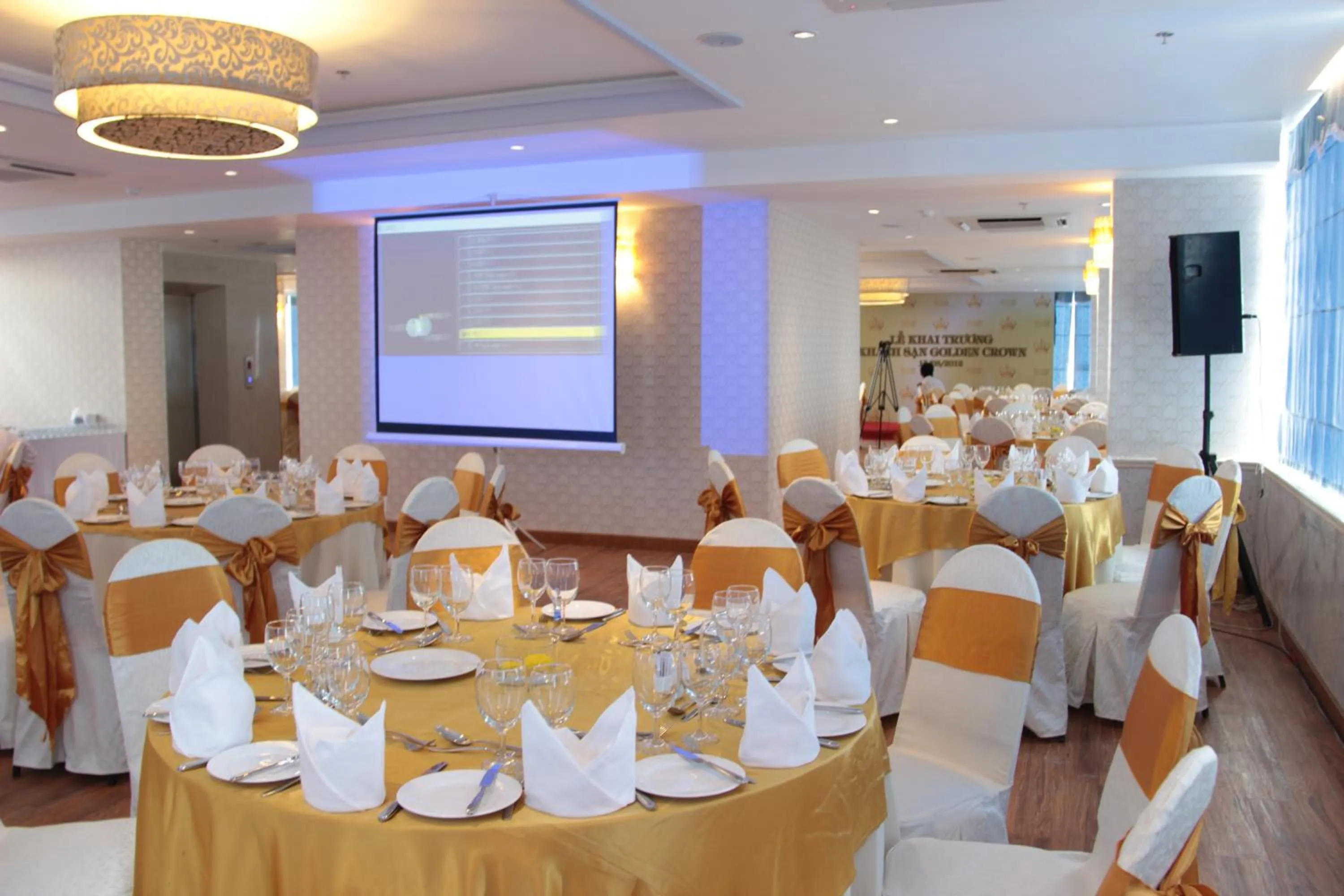 Restaurant/places to eat, Banquet Facilities in Golden Crown Hotel