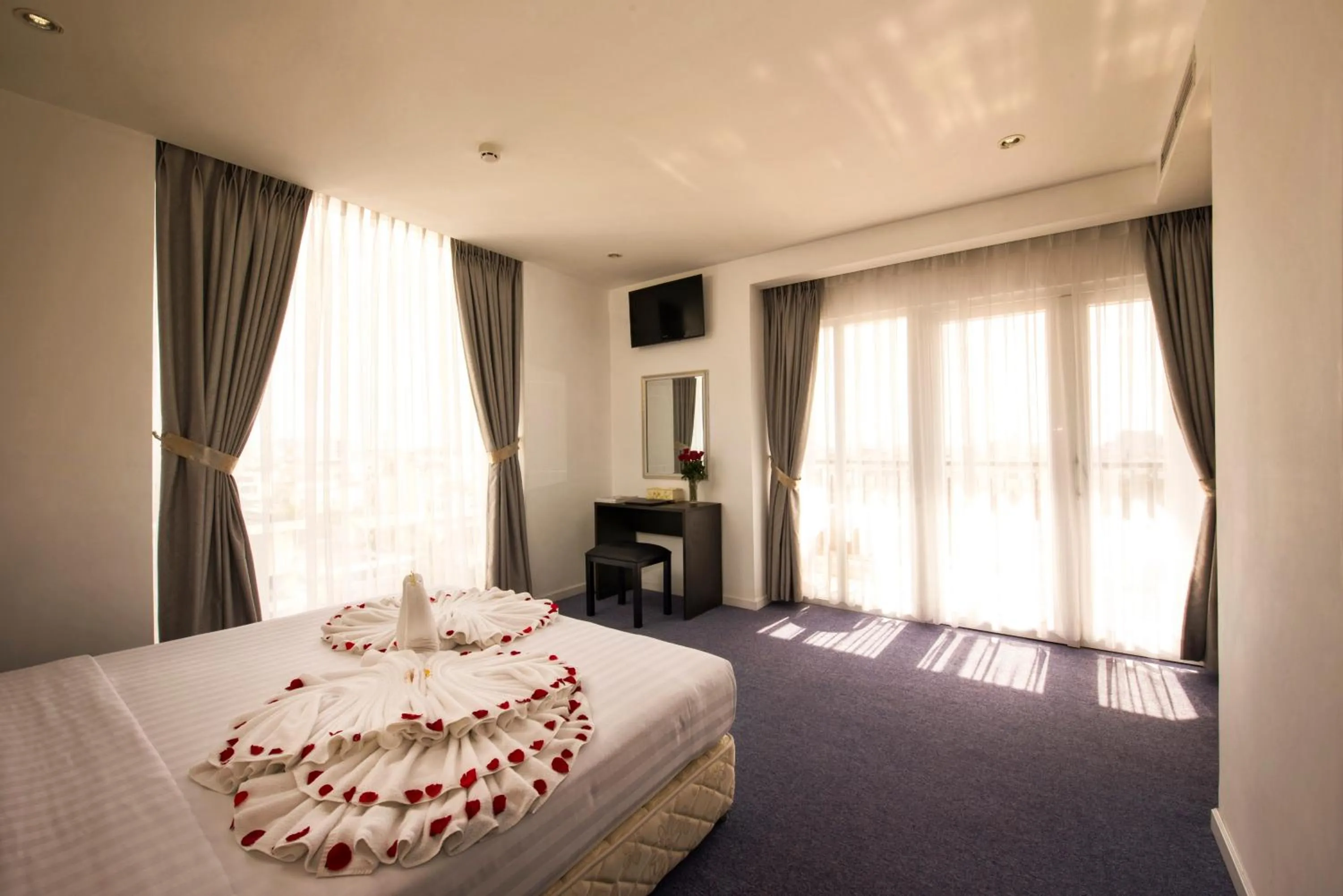 Photo of the whole room in Golden Crown Hotel