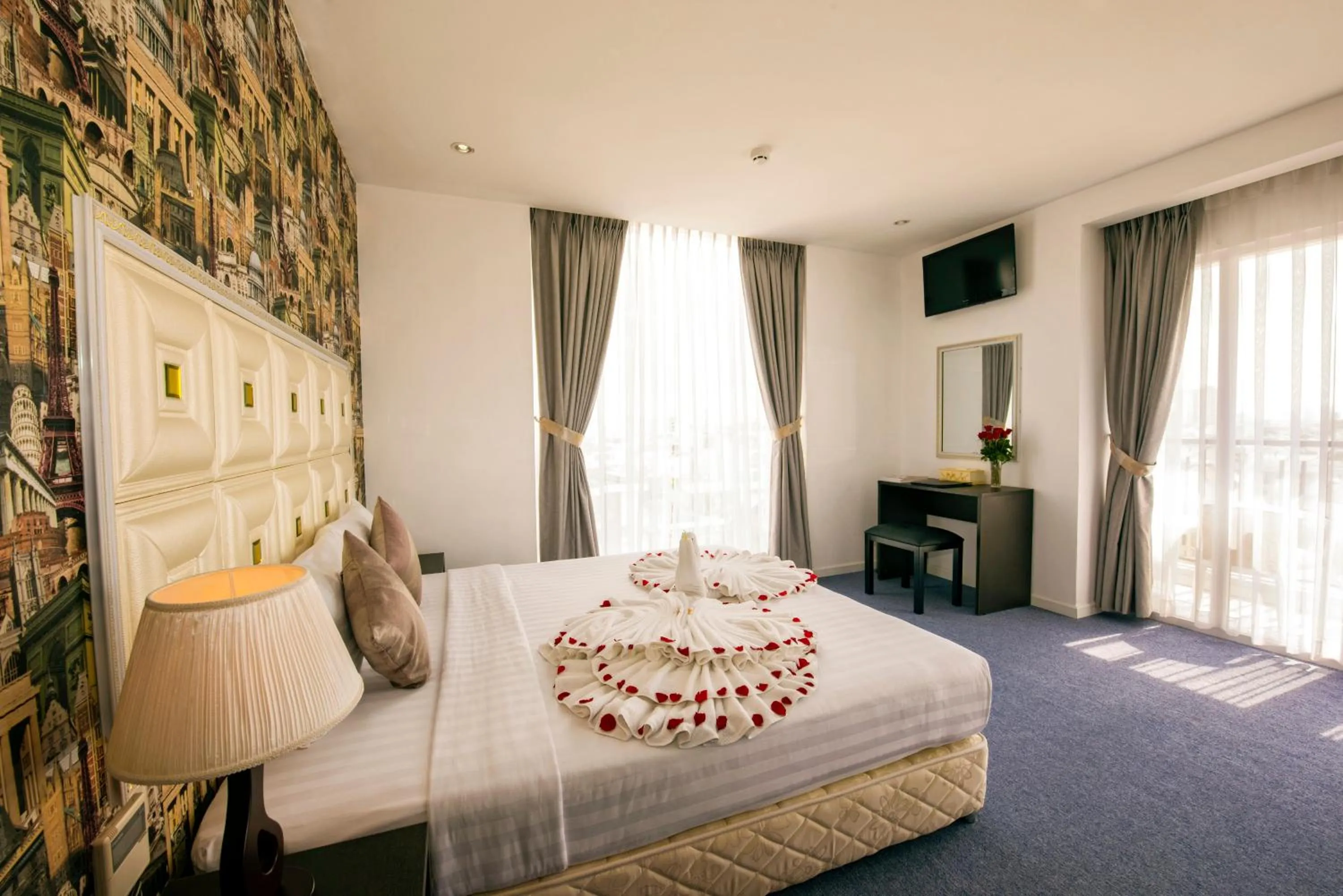 Photo of the whole room in Golden Crown Hotel