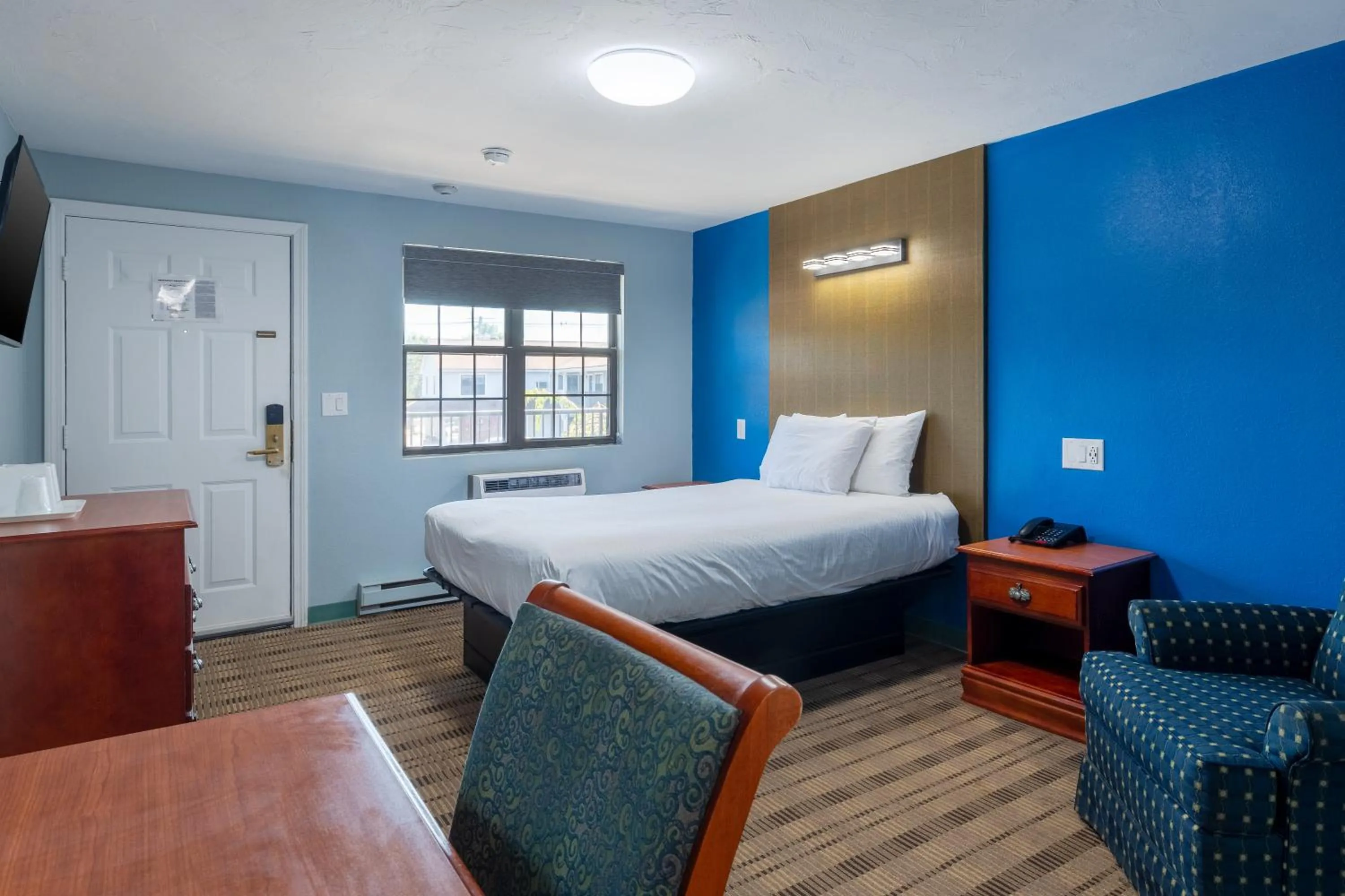 Seating area, Bed in Knights Inn North Attleboro