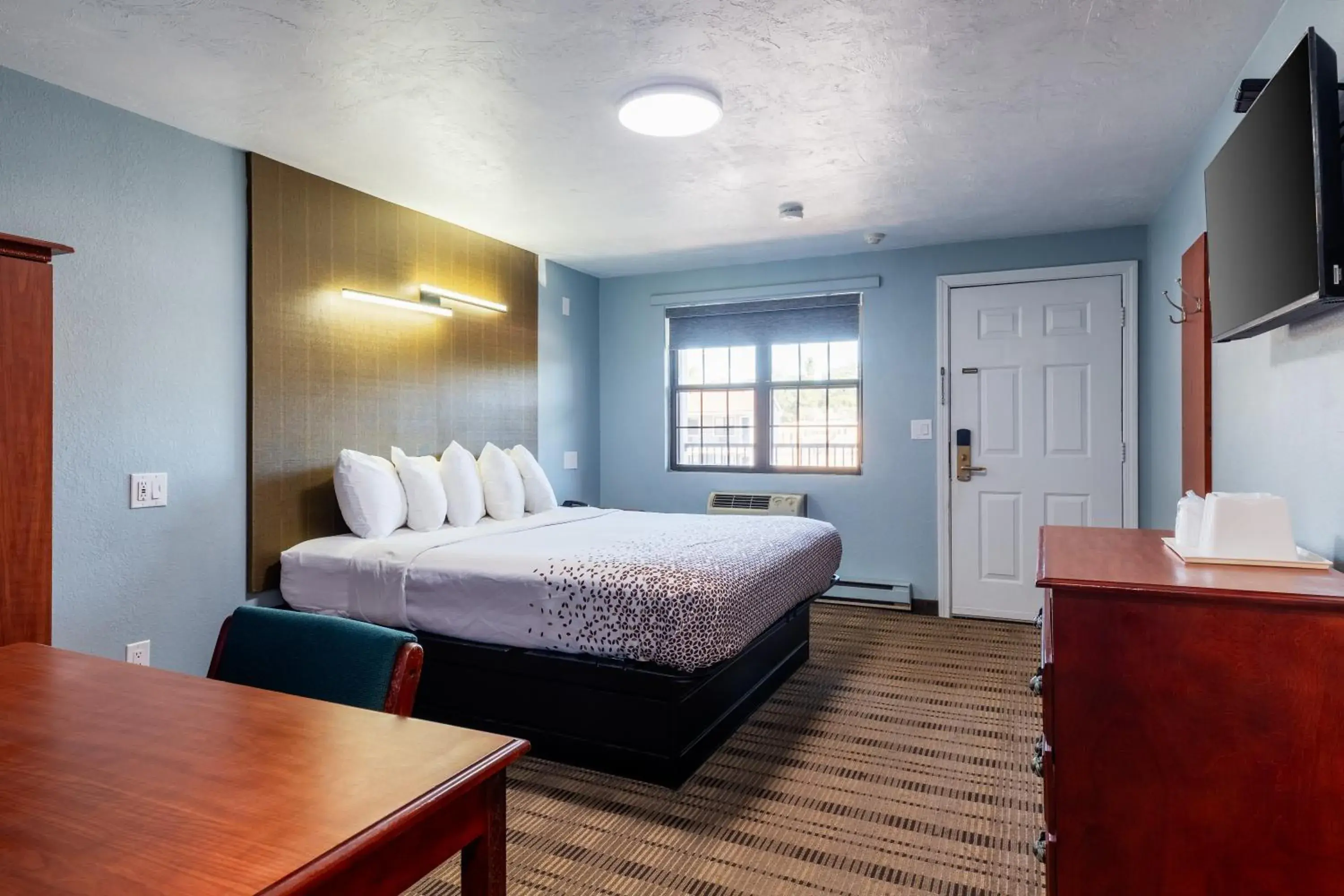 King Room in Knights Inn North Attleboro King Room in Knights Inn North Attleboro