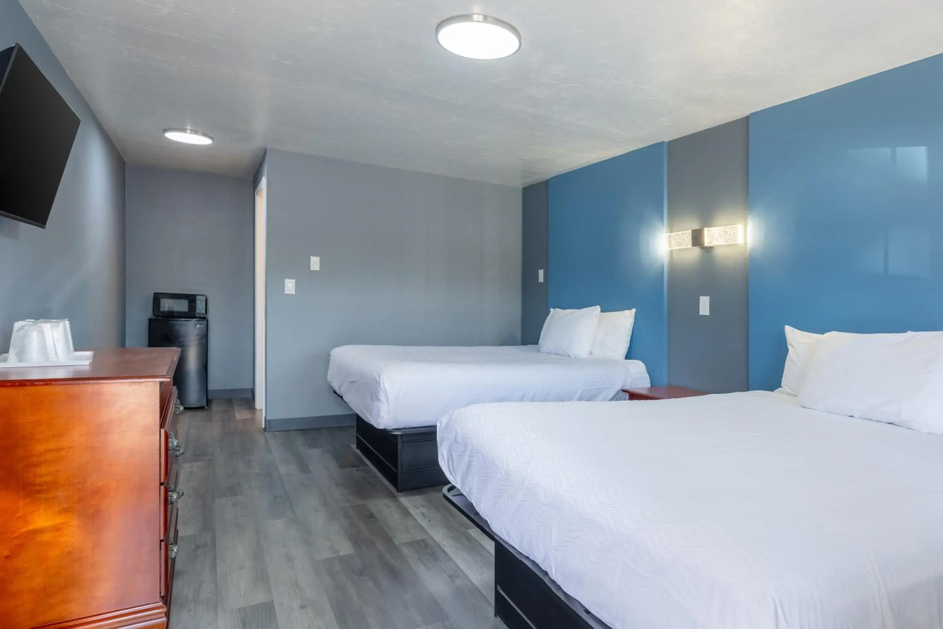 Standard Queen Room with Two Queen Beds in Knights Inn North Attleboro Standard Queen Room with Two Queen Beds in Knights Inn North Attleboro