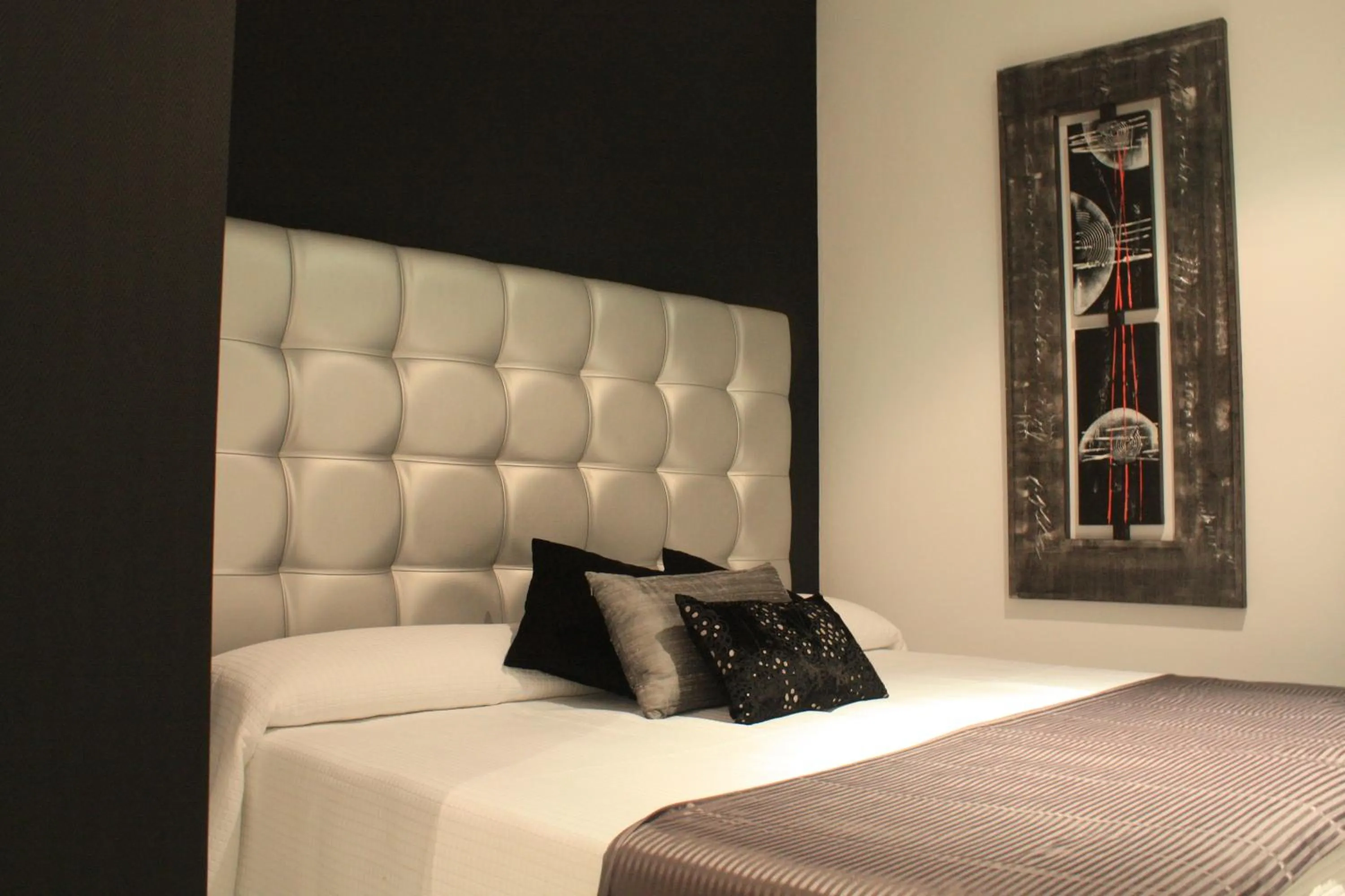 Bedroom, Bed in Singular Virgenes