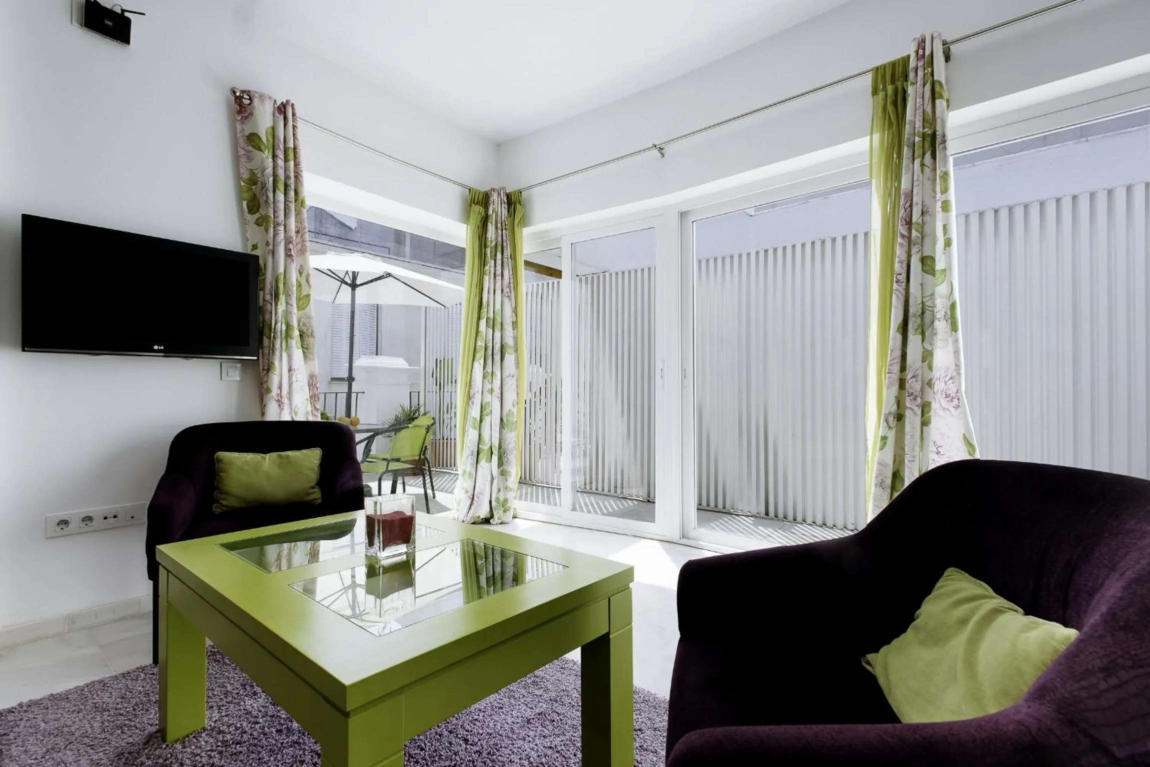 Photo of the whole room in Singular Virgenes