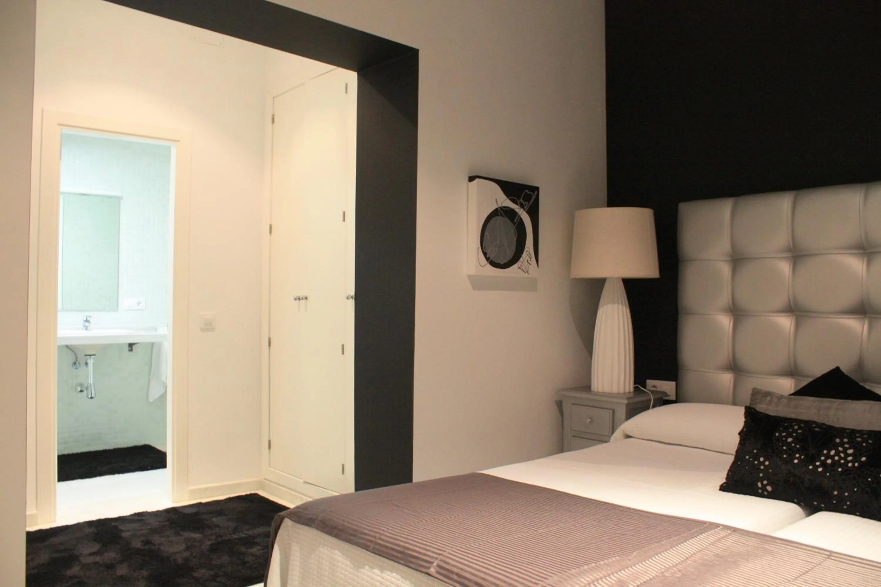 Bedroom, Bed in Singular Virgenes