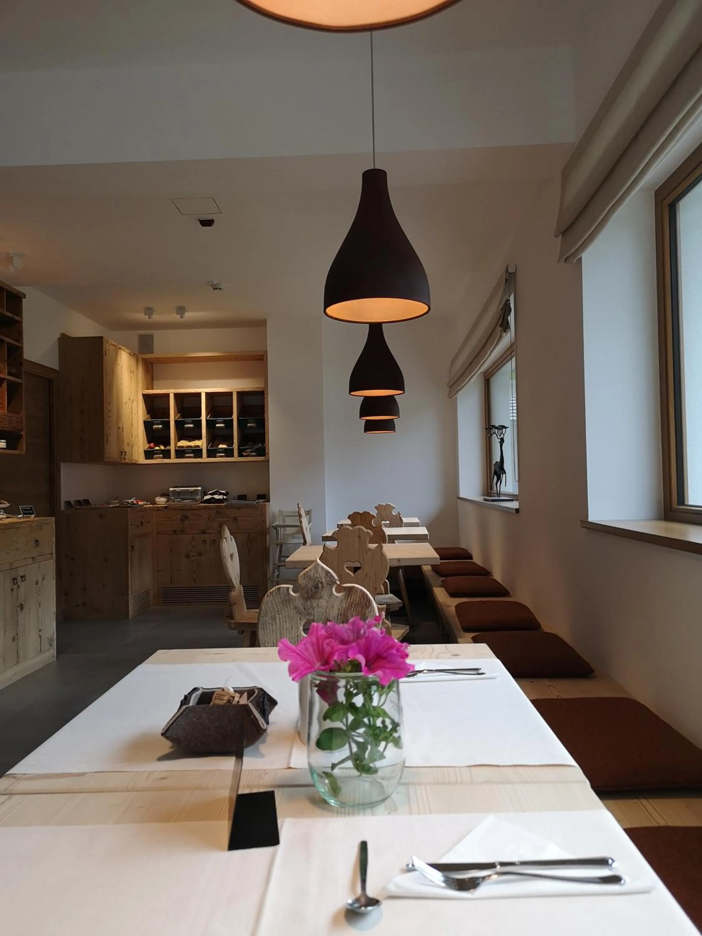 Restaurant/places to eat in Camina Suite and Spa