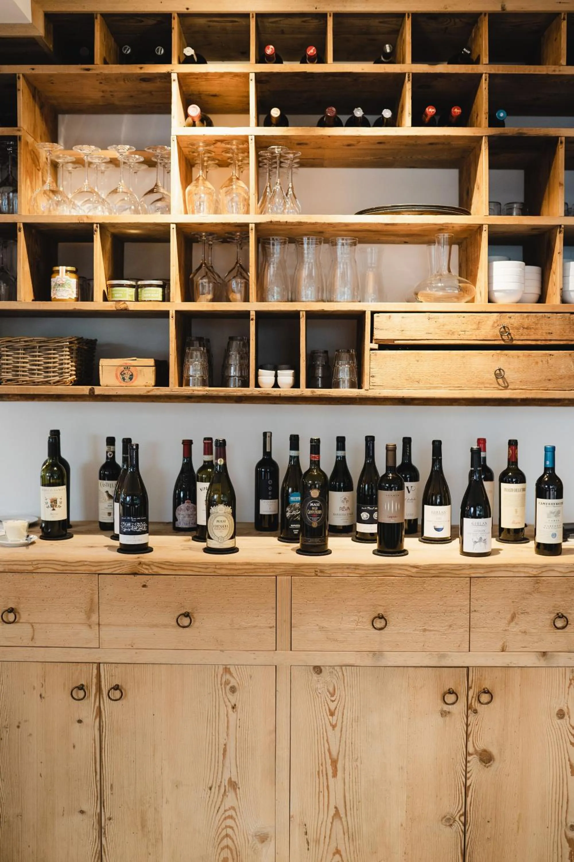 Restaurant/places to eat in Camina Suite and Spa