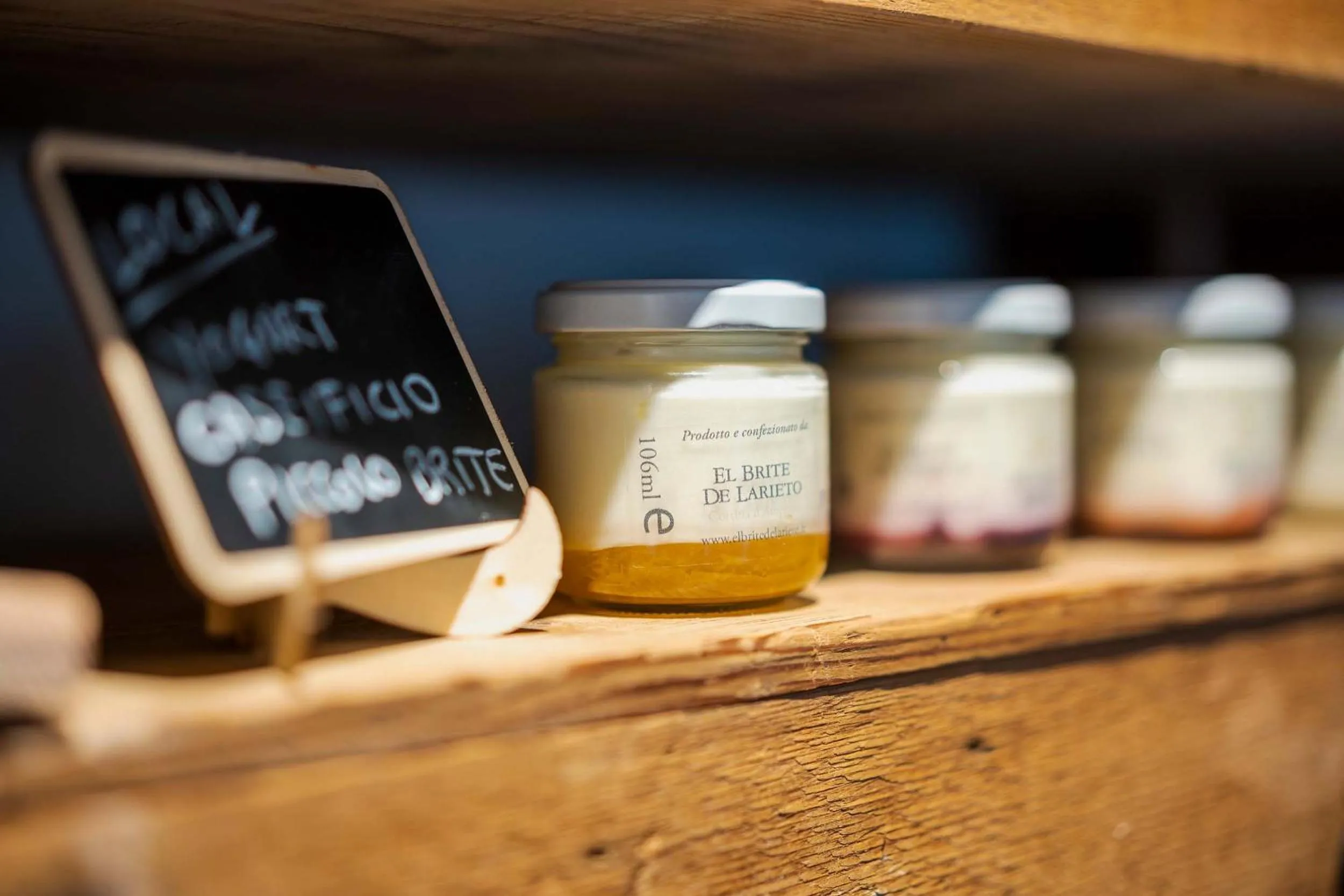 Buffet breakfast in Camina Suite and Spa