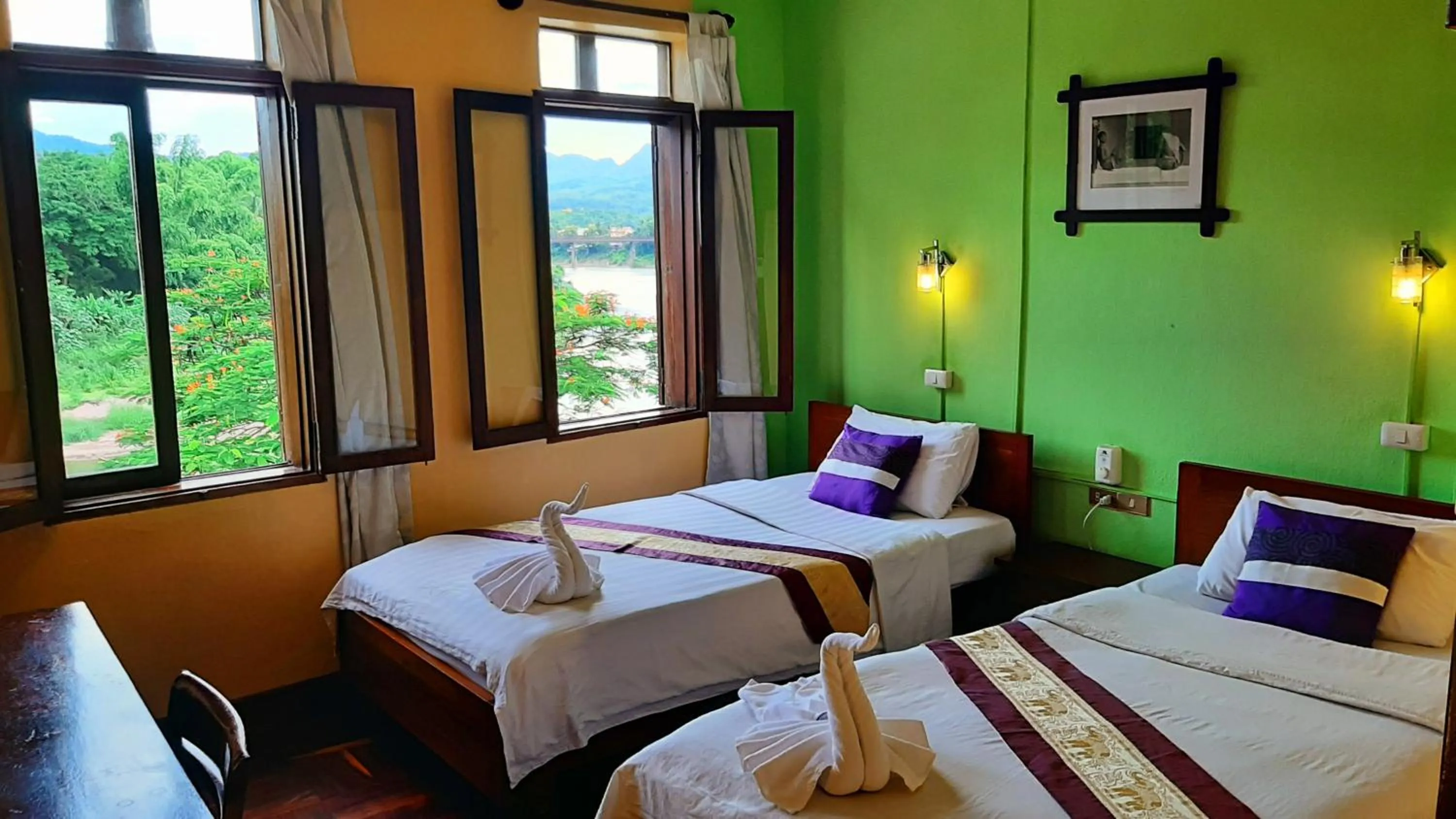 Mountain view, Bed in Saynamkhan River View