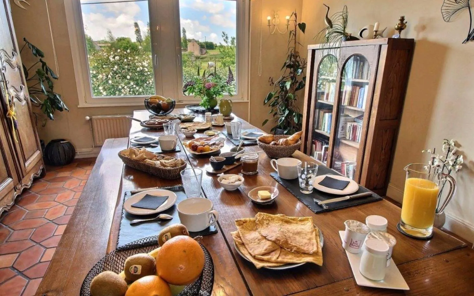 Dining area in Les Chambres de Kermenguy