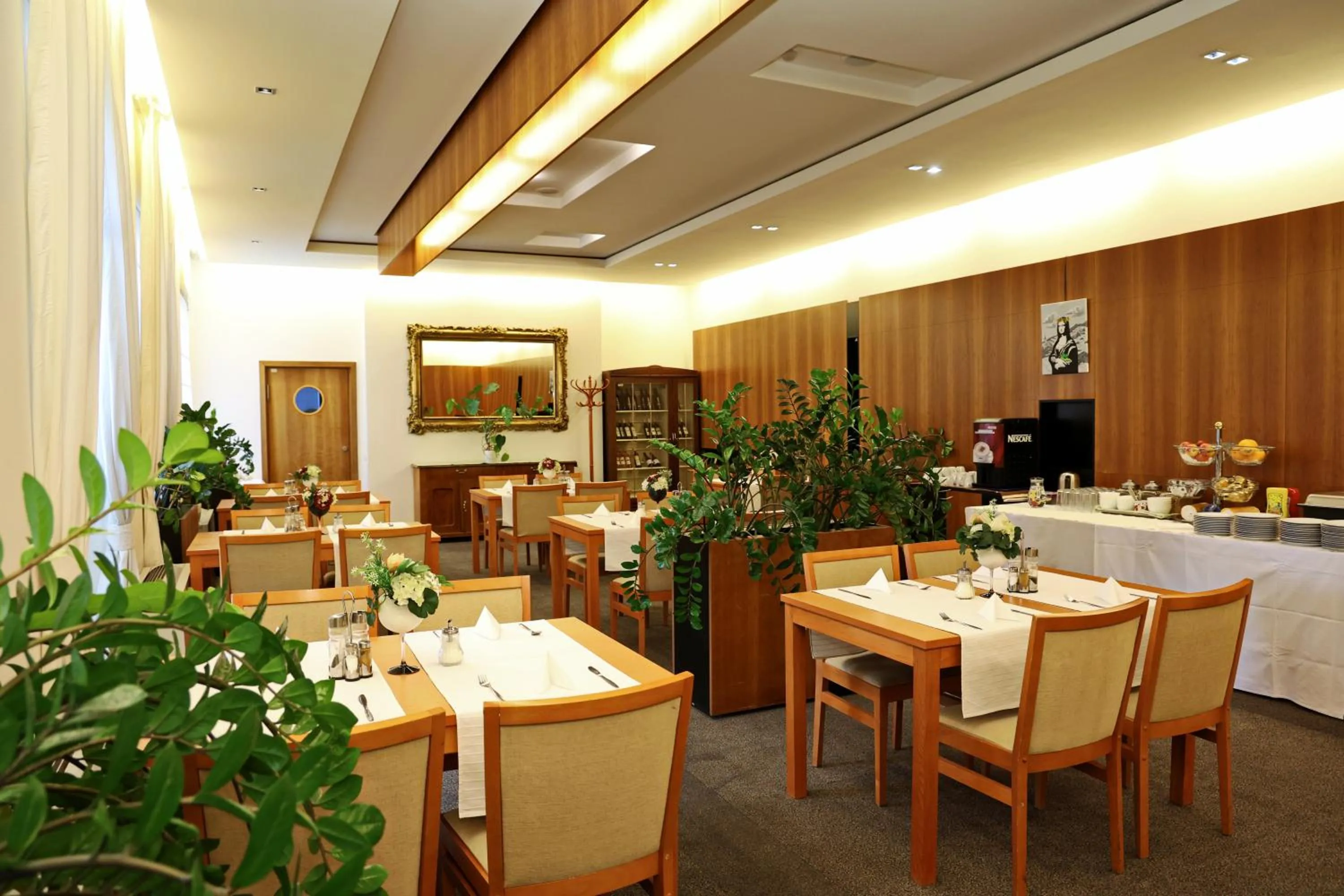 Restaurant/places to eat in Hotel Maxim