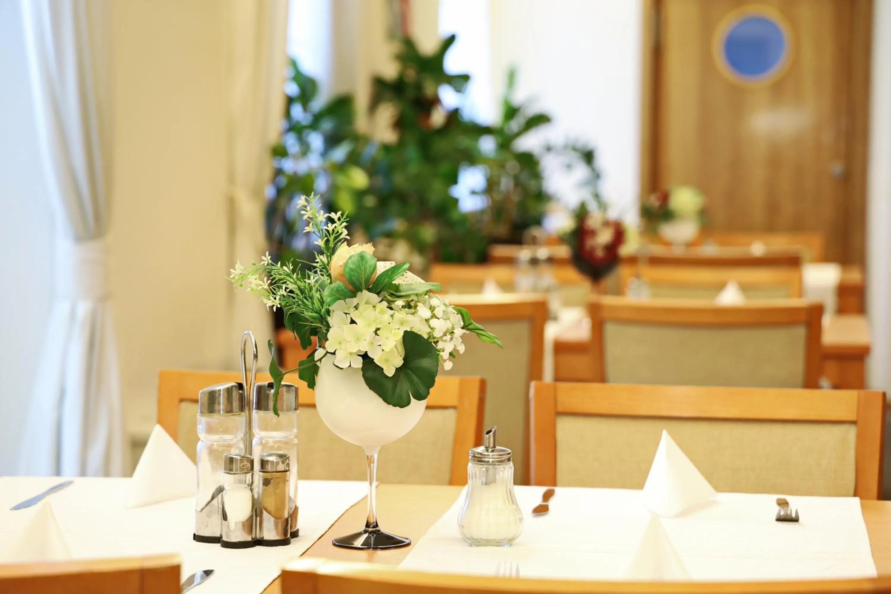 Restaurant/places to eat in Hotel Maxim