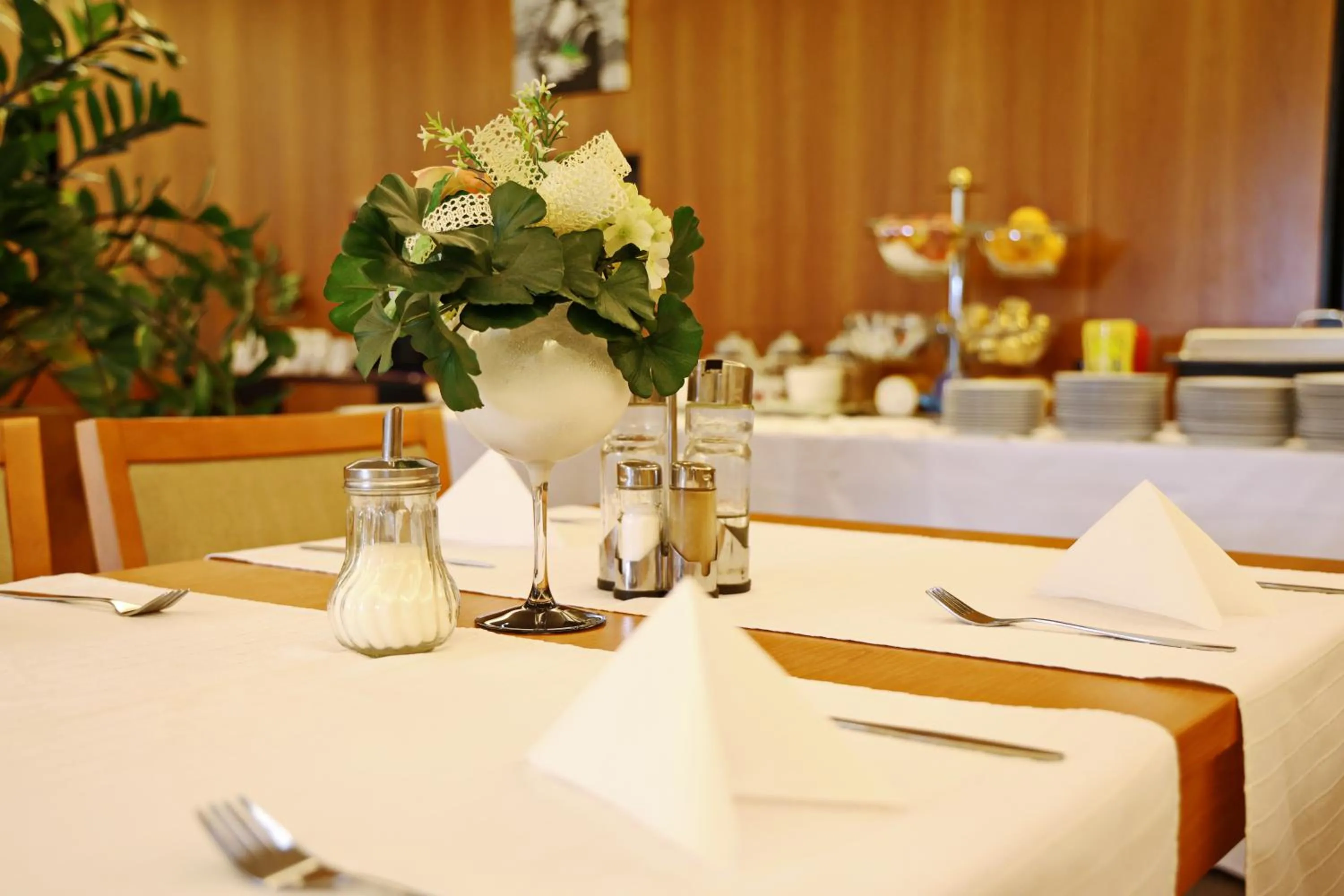 Restaurant/places to eat in Hotel Maxim