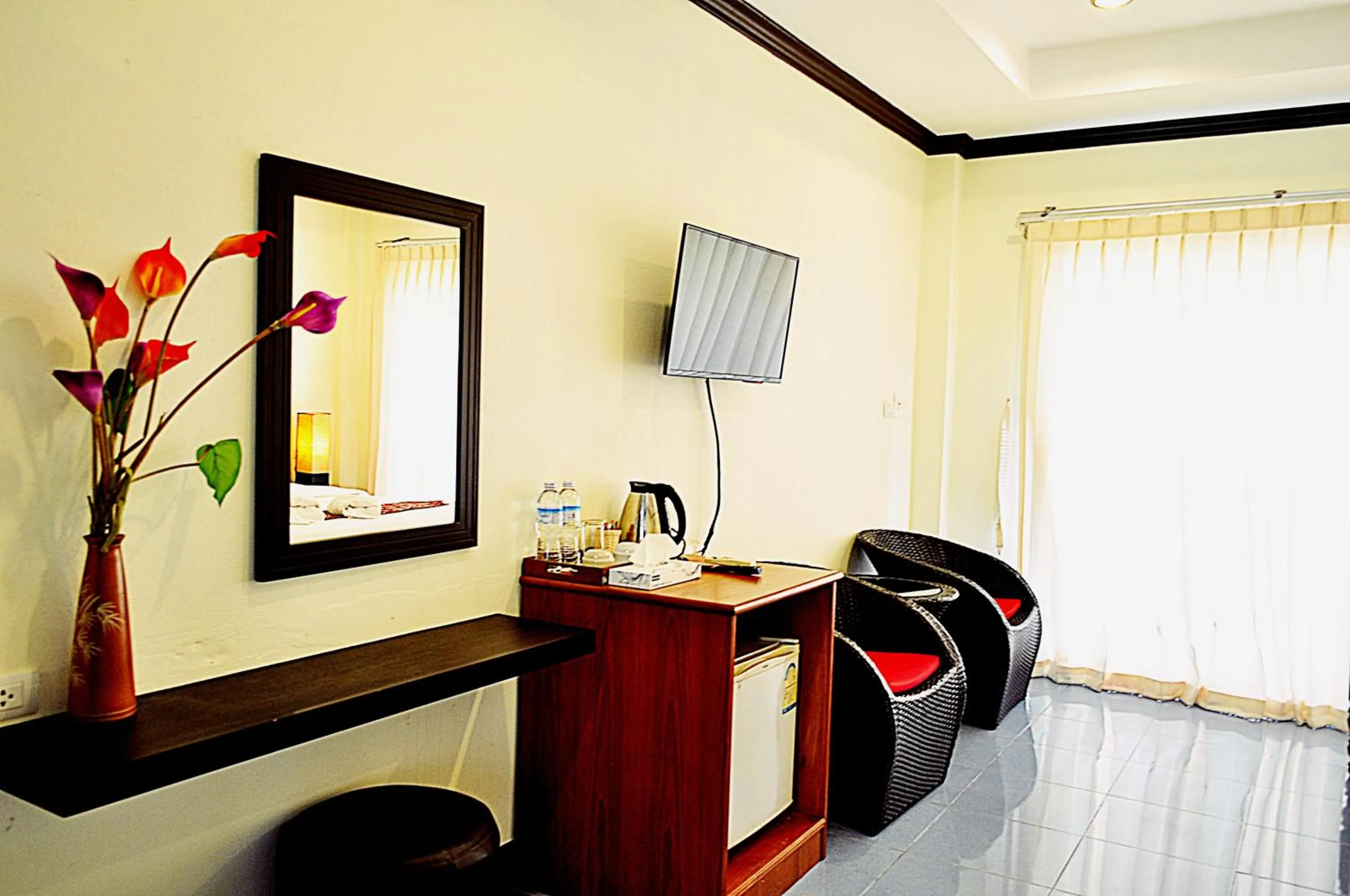 Photo of the whole room in Lanta Seafront Resort