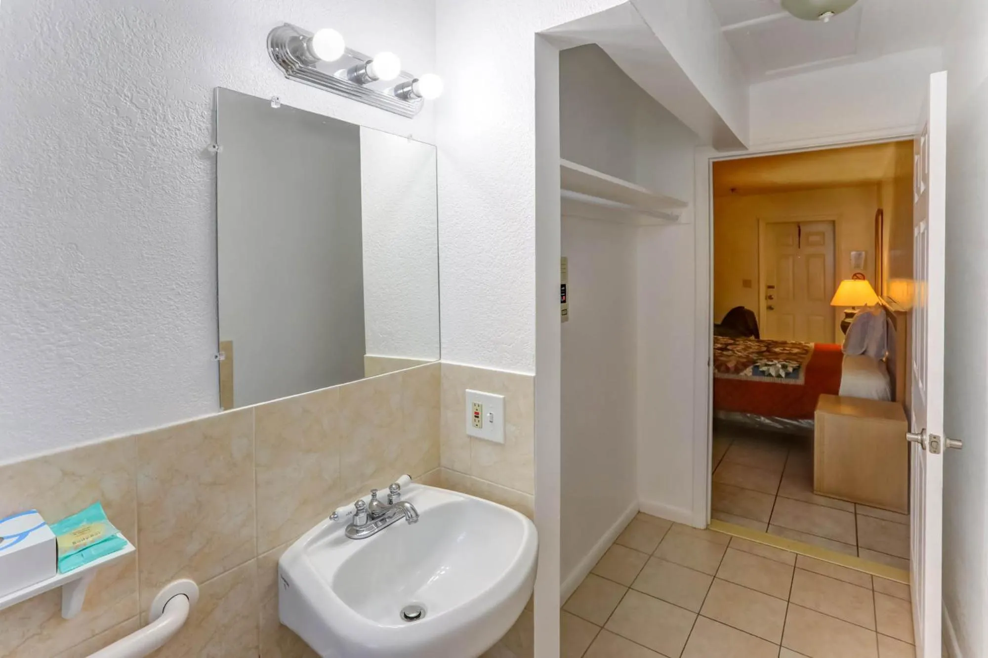 Bed in Richard's Motel Extended Stay