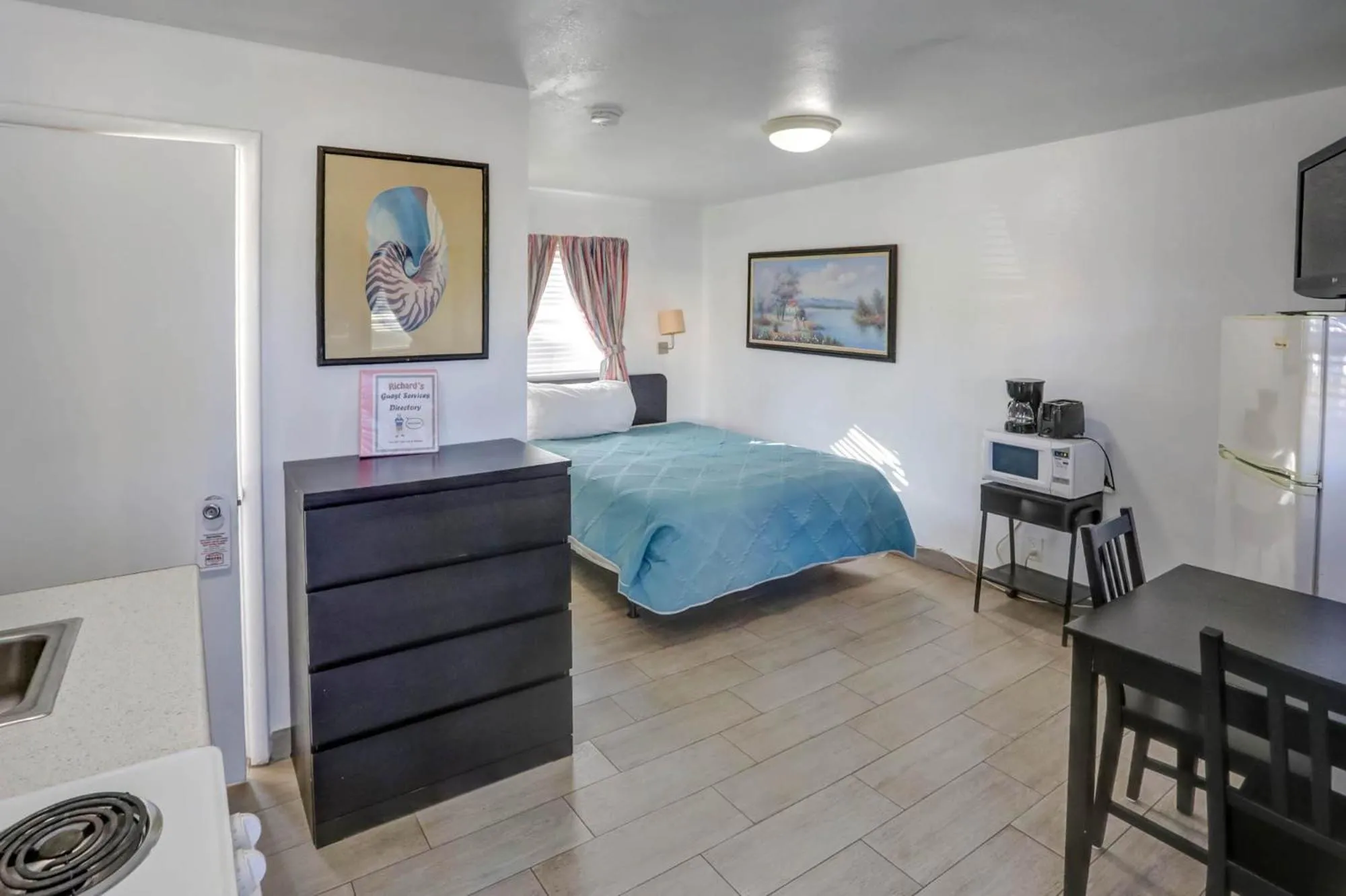 Bed in Richard's Motel Extended Stay