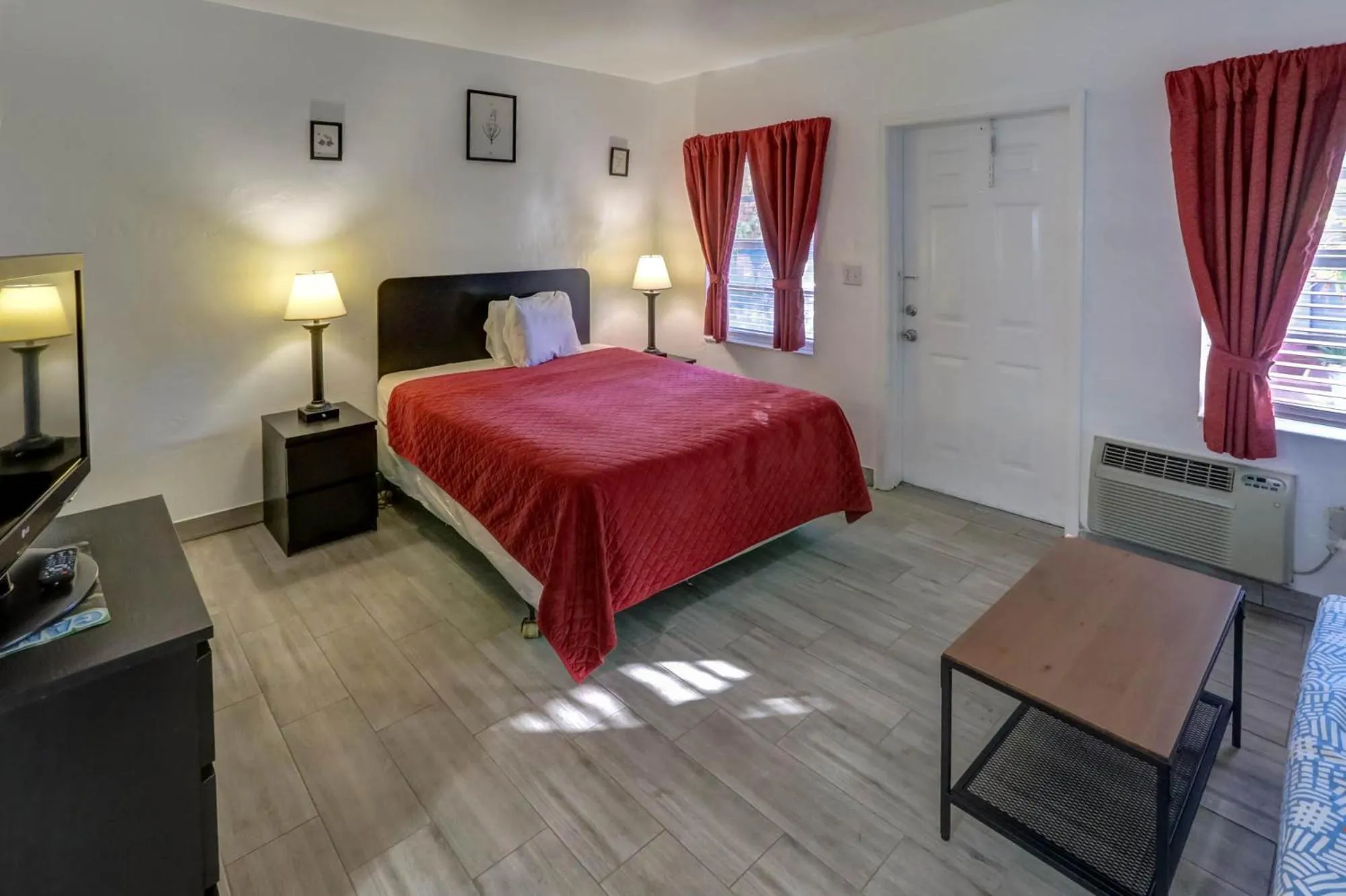 Bed in Richard's Motel Extended Stay