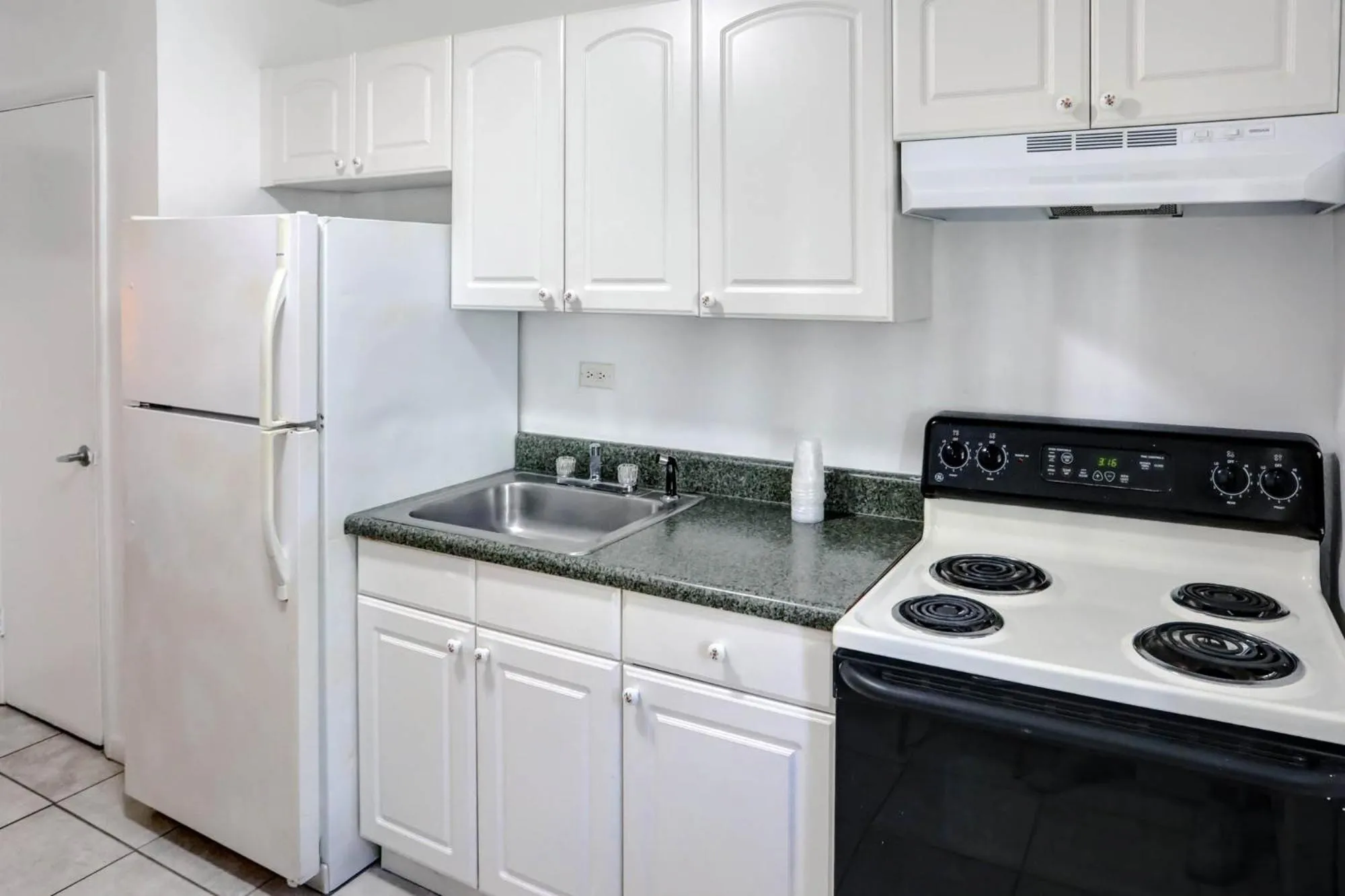 Kitchen or kitchenette in Richard's Motel Extended Stay