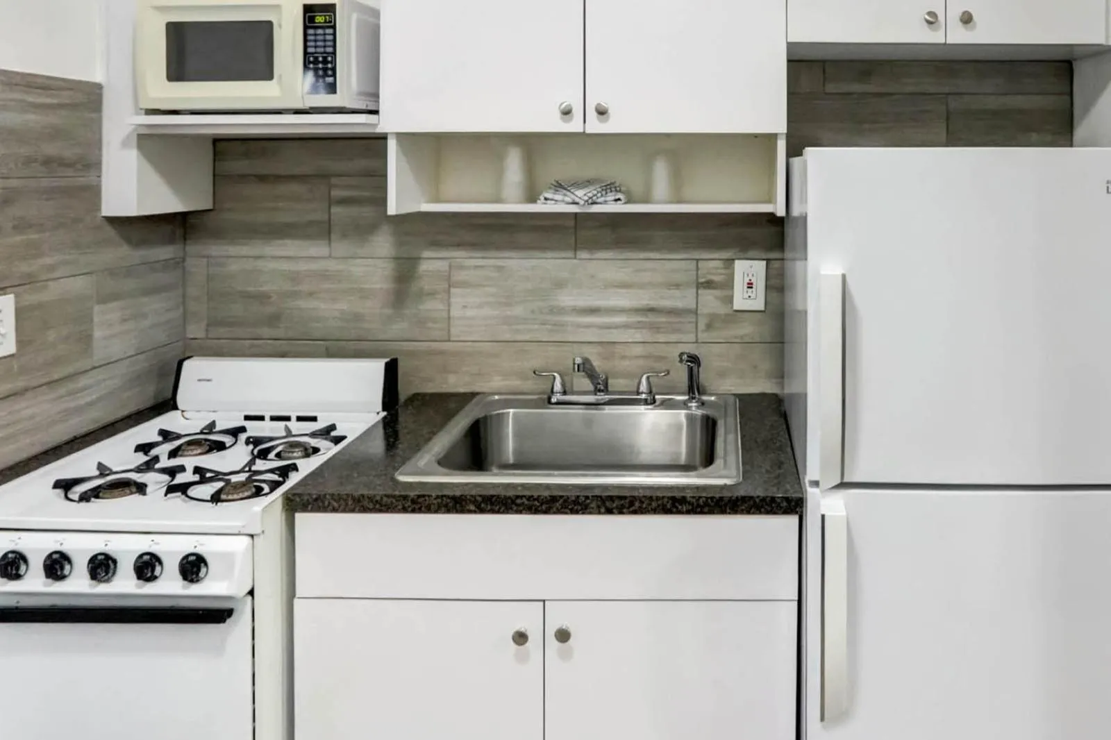 Kitchen or kitchenette in Richard's Motel Extended Stay