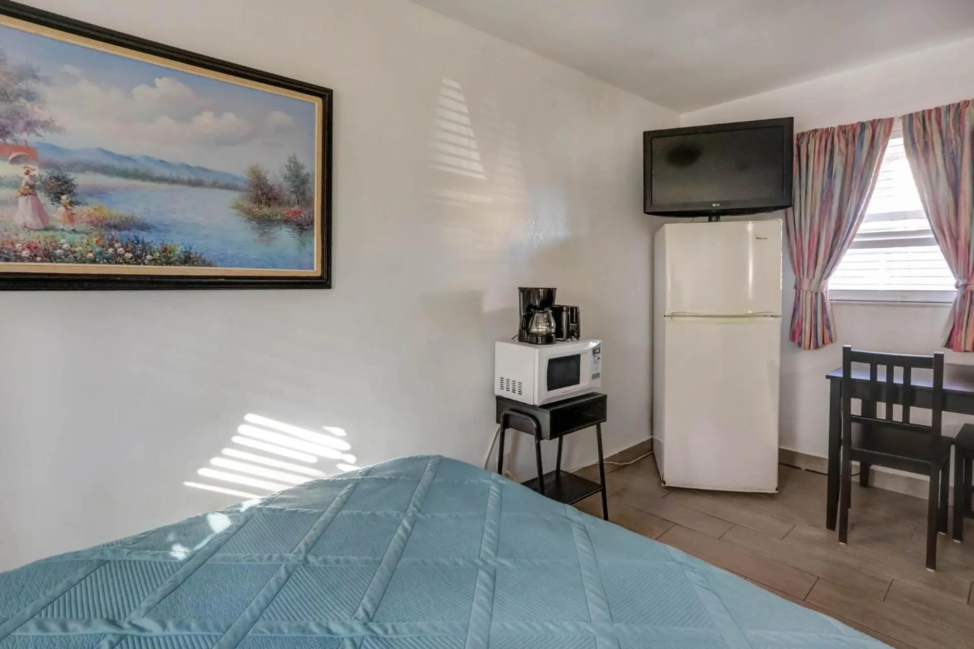 Bed in Richard's Motel Extended Stay