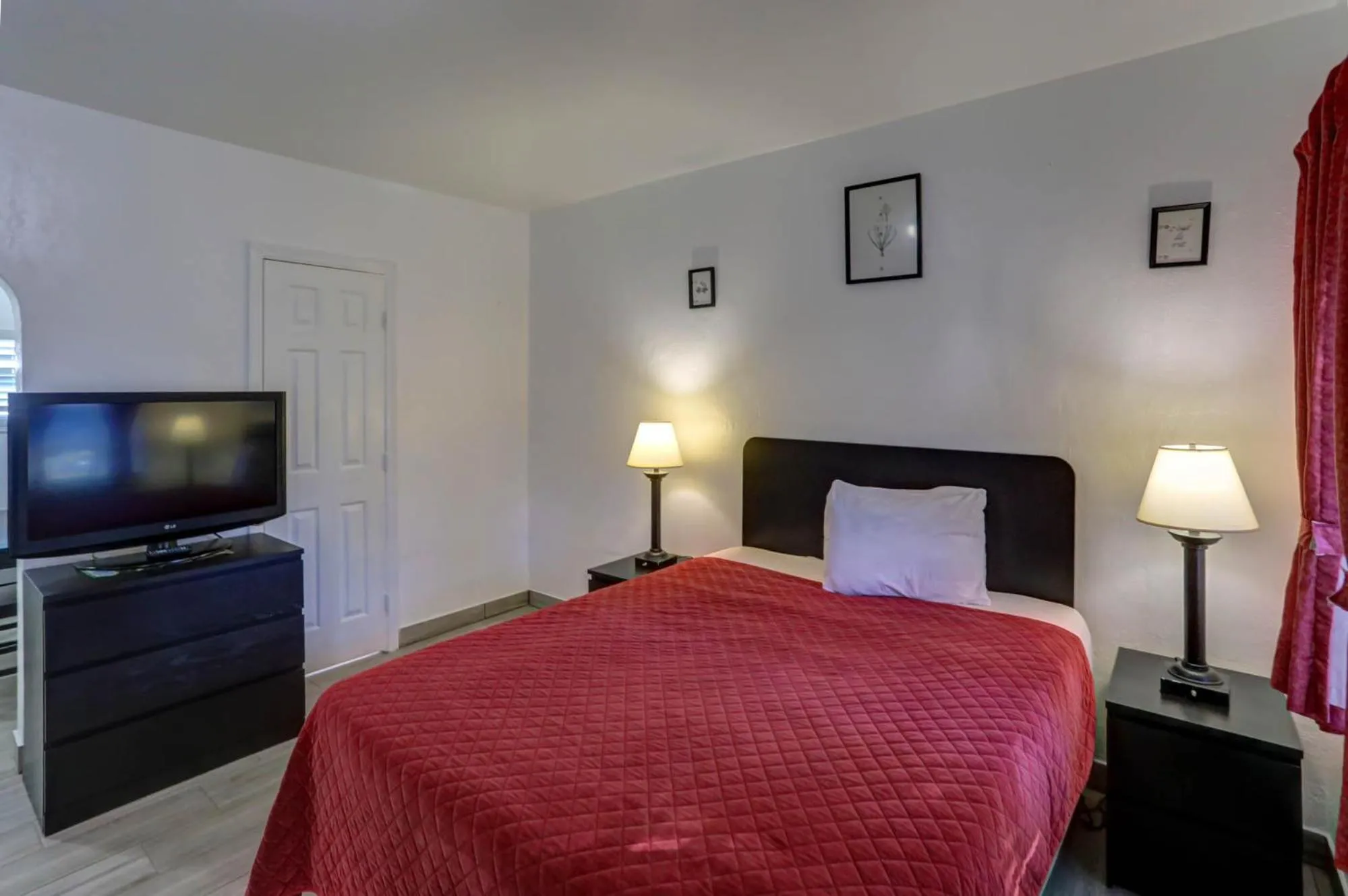 Bed in Richard's Motel Extended Stay