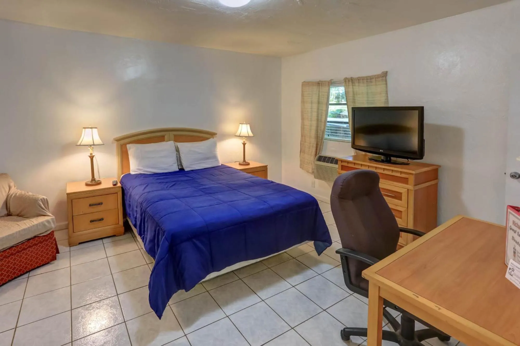 Bed in Richard's Motel Extended Stay