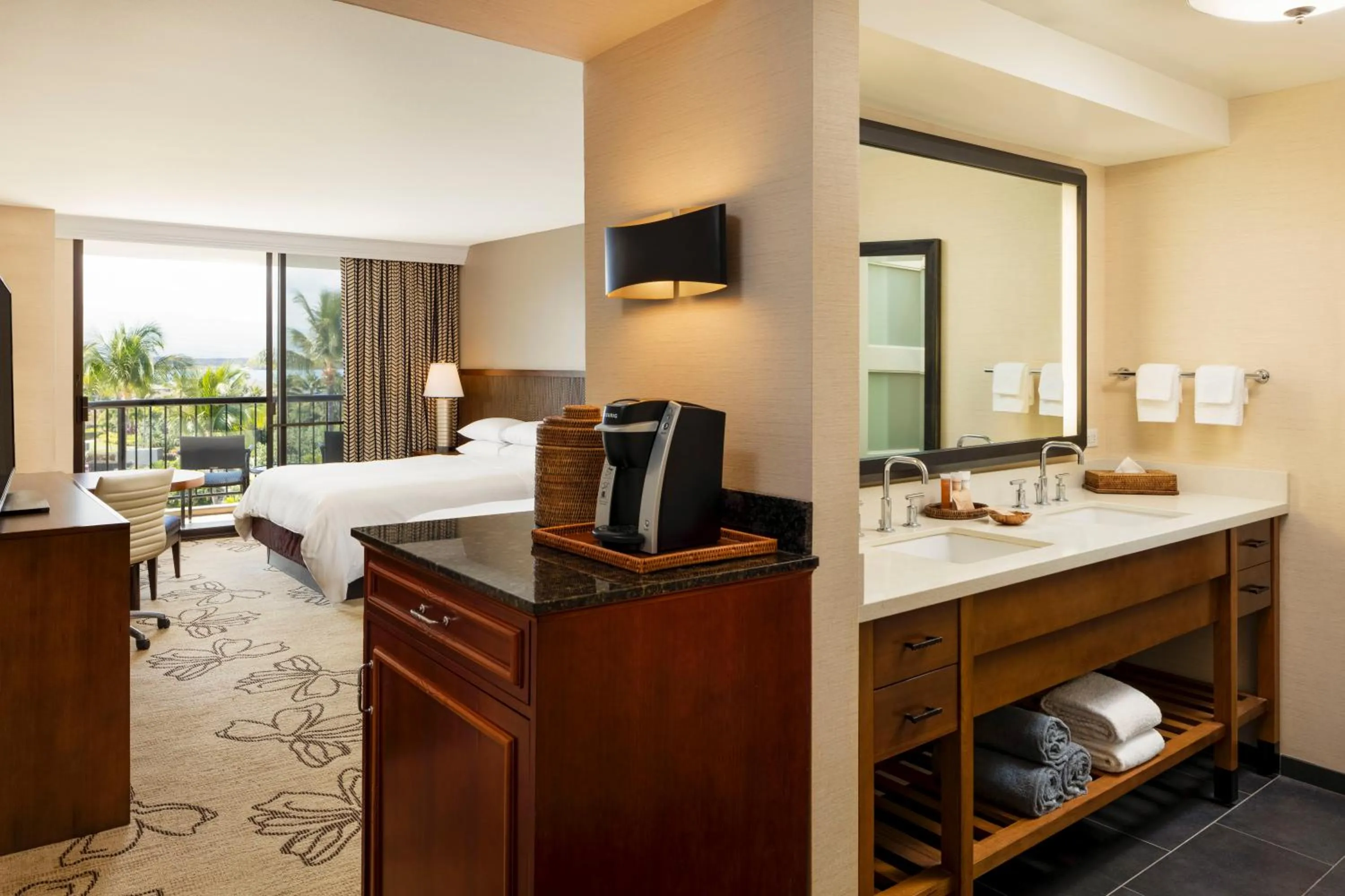 Bathroom, Bed in Hilton Waikoloa Village