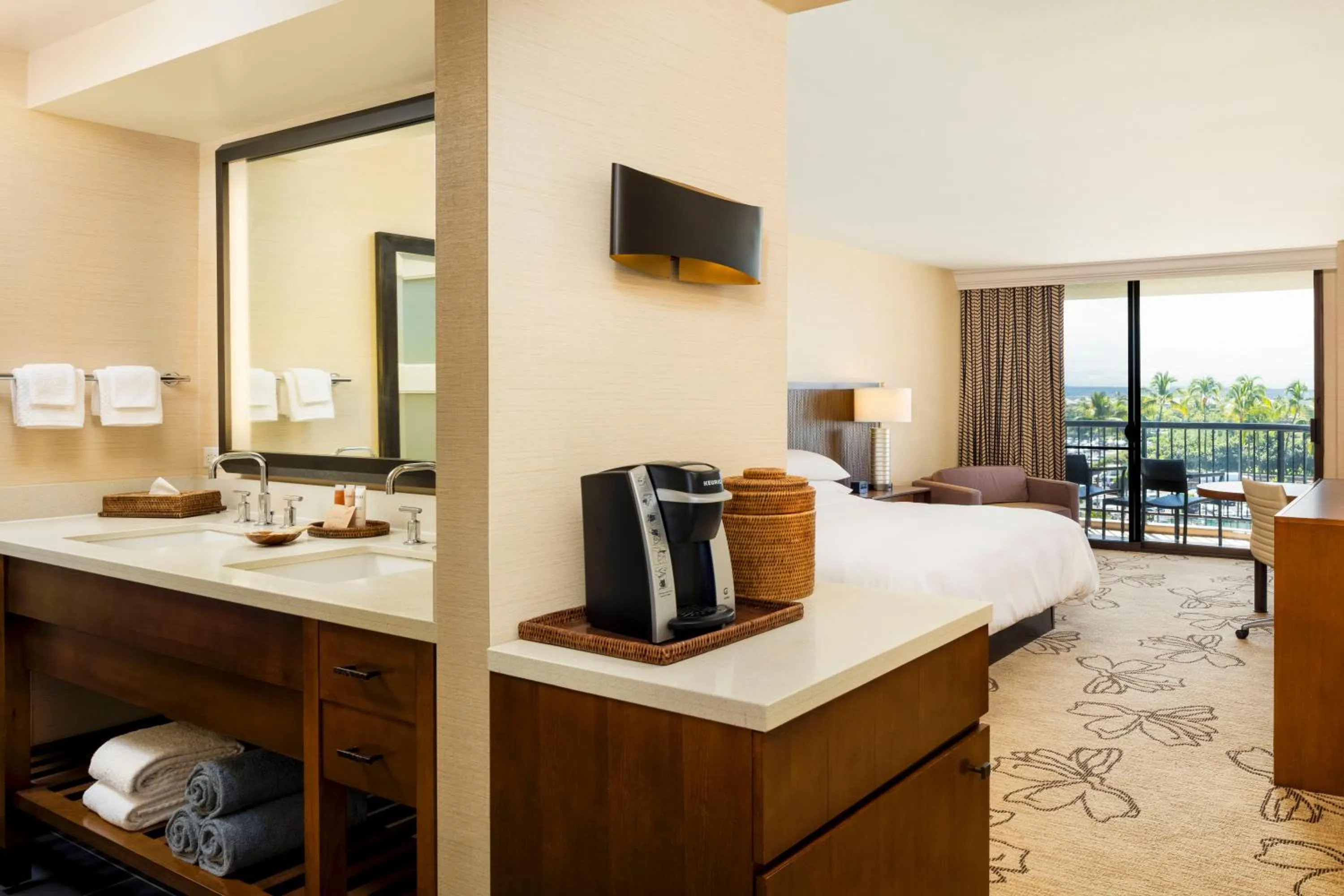 Bathroom, Bed in Hilton Waikoloa Village